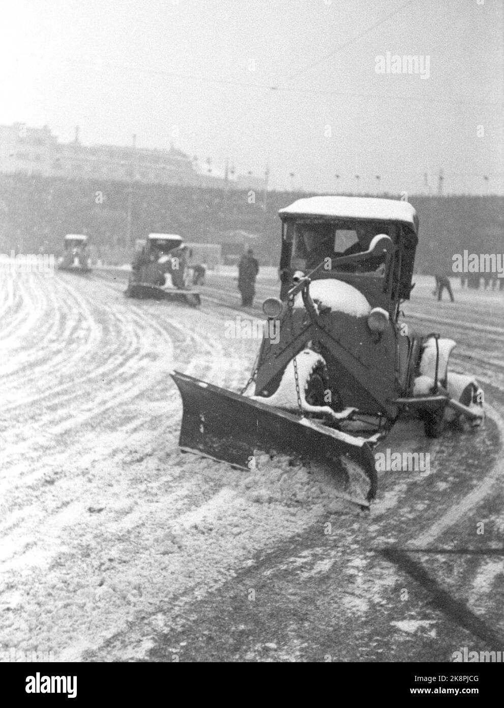 Oslo 19471115. Football in snowy weather at Bislett. The football match between Dynamo and Skeid was played on winter. Before and during the match it snowed tightly, and the grass mat was white and hard. 32,000 spectators are a record at Bislett. All morning, the snow plow was underway to clear the space. Photo: Current / NTB Stock Photo