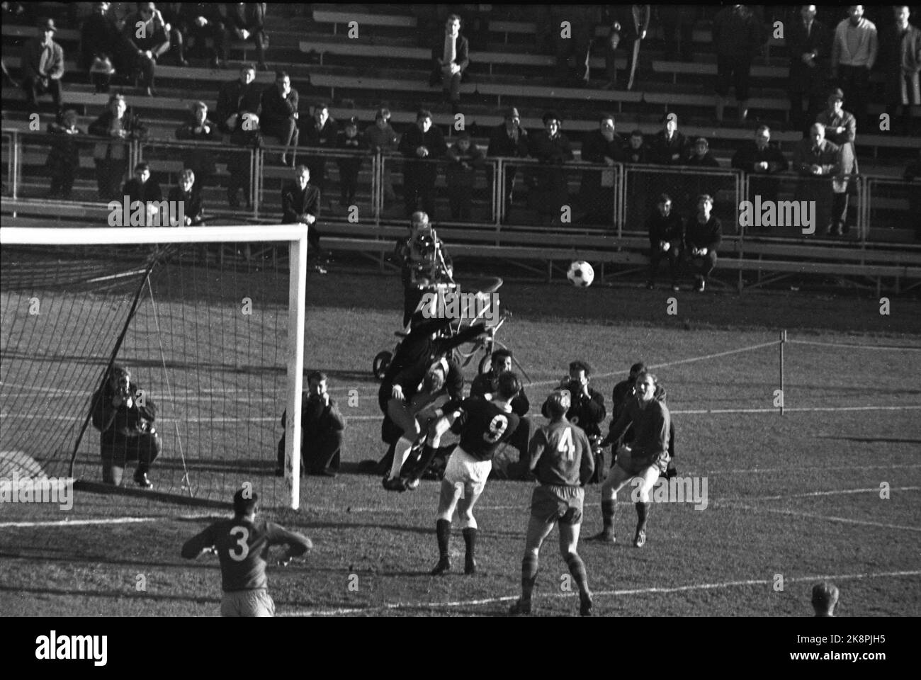 Oslo, 19651024. Ullevaal Stadium. Skeid - Frigg 2-2. Cup final in football. This is from the first match. Photo: Arild Hordnes / NTB / NTB Stock Photo