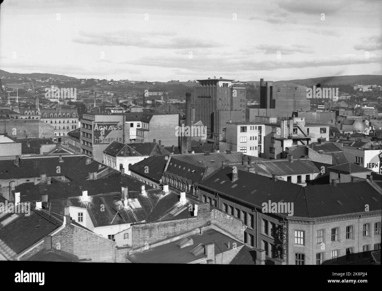 19521008 Overview, Oslo: The large building in the middle of the picture is the Folketeaterbyningen / Den Norske Opera. Th. For the Agnæs commercial is the People's House. The street closest to the camera is Møllergaten. The corner yard is the house of the housewife, on the corner of Møllergaten / Linaaes gate. Photo: VRAA / NTB / NTB Stock Photo