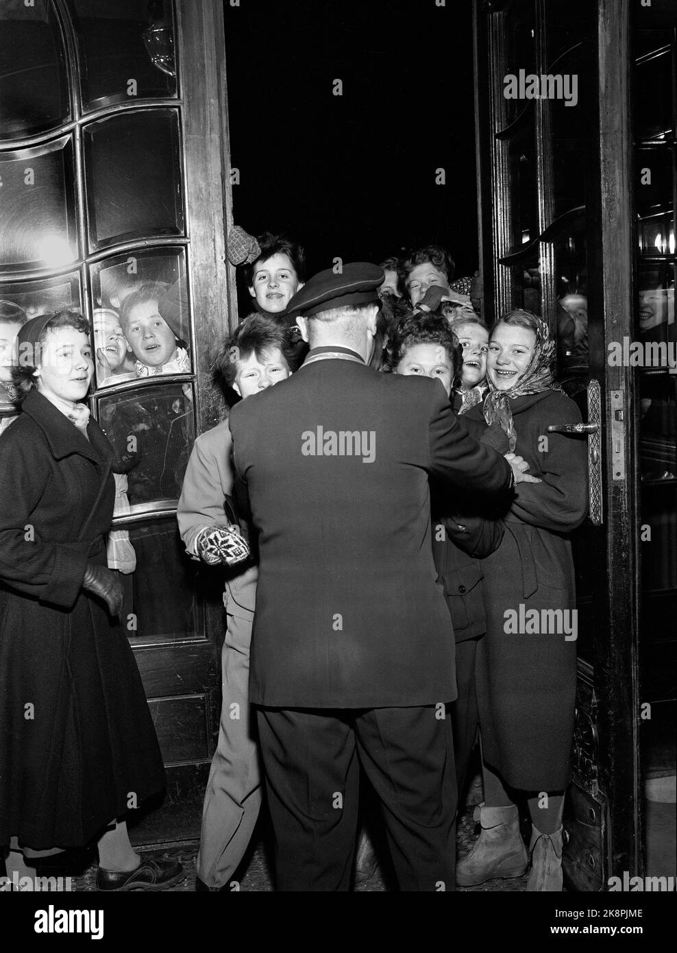 Oslo 19530120 The ski player and movie star Gregory Peck visits Norway. Here, Elleville fans are trying to storm the entrance at the Grand Hotel to get close contact with the Star. Photo: NTB / NTB Stock Photo