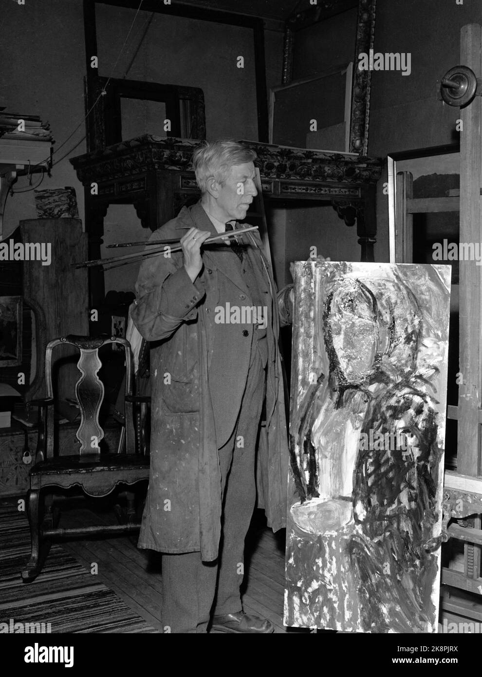 Oslo 19510224 painter Henrik Sørensen in his studio, working on a ...