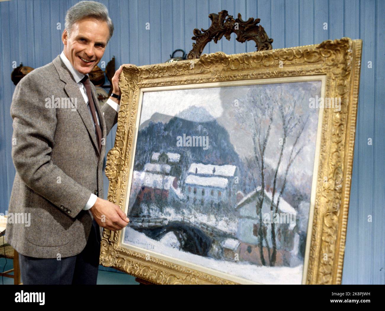 Oslo 1986-01: CEO. Pål Kraby in the Norwegian Employers' Association (NAF) shows a painting by Monét, which NAF previously bought at an auction, on January 5, 1986. The motif is taken from Løkke bridge in Sandvika. Kraby presented the same week the painting in NRK Breakfast TV. Art. Businesses. Photo: Bjørn Sigurdsøn Stock Photo