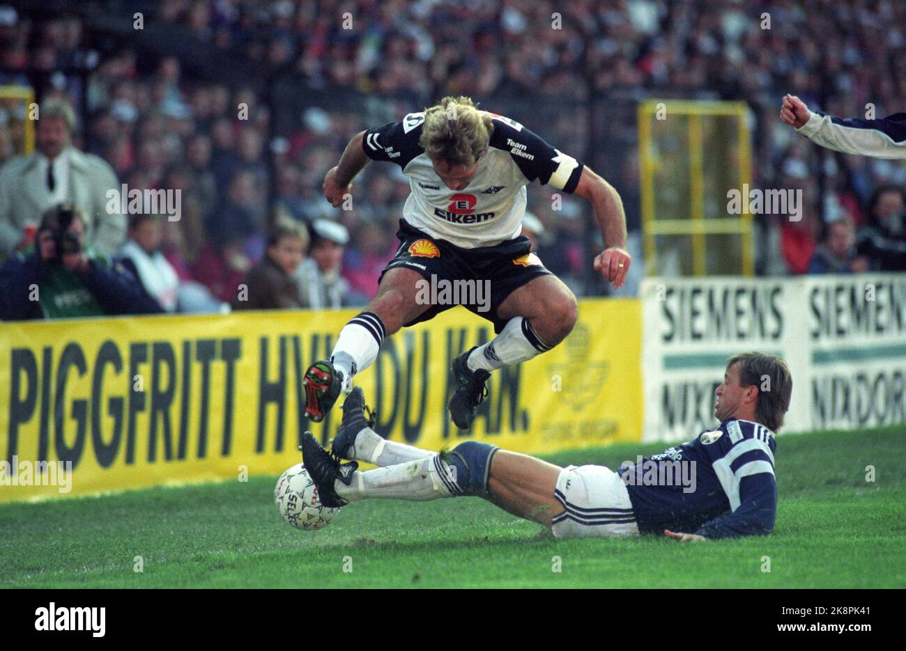 Oslo 19911020: Cup final 1991. Rosenborg (RBK) - Strømsgodset (SIF) (2-3). Ullevaal Stadium. Picture: Rosenborg's Gøran Sørloth in an airy hover over SIF player. Photo: Morten Holm Stock Photo