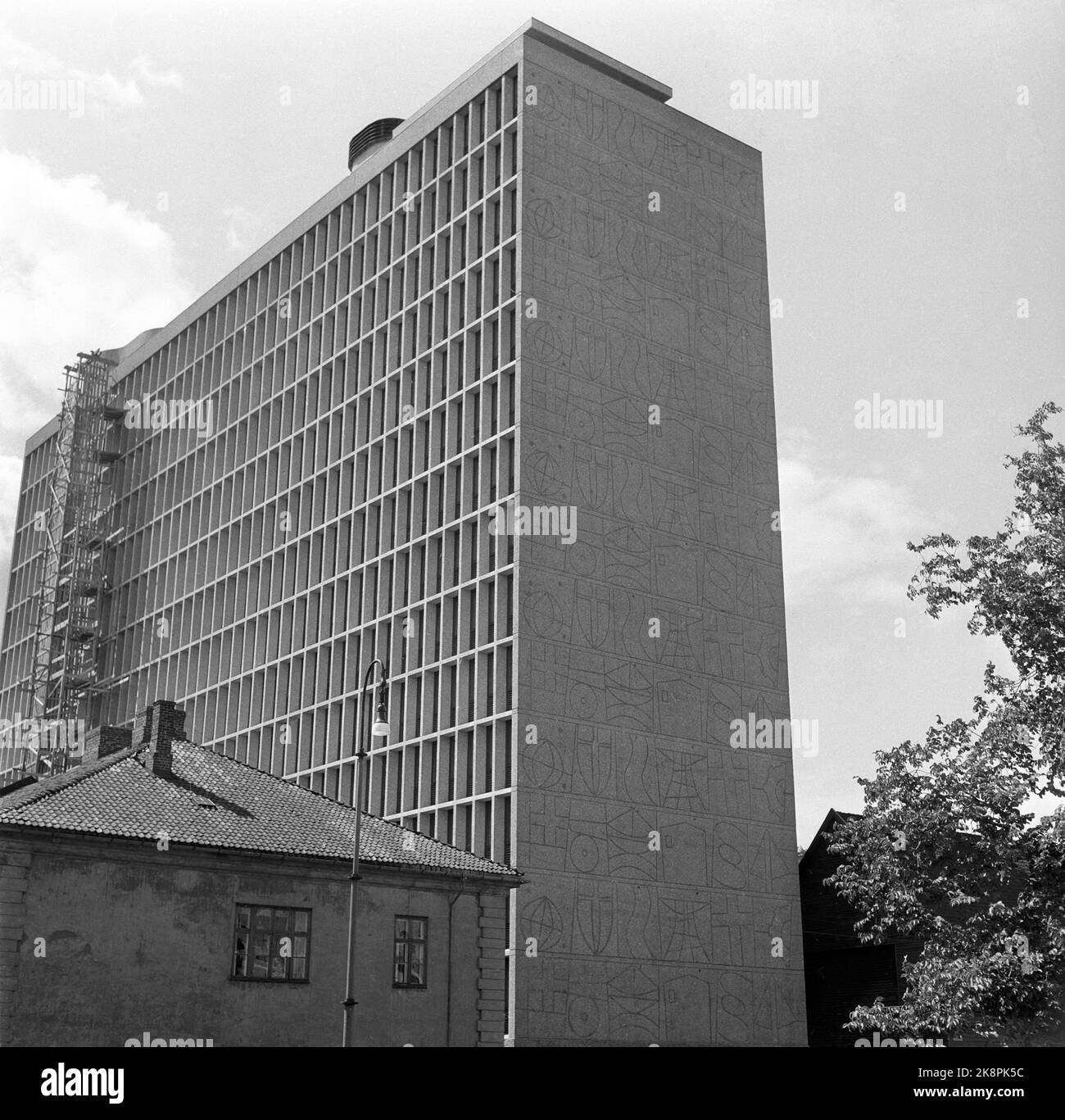Oslo 19580724. The new government building under construction, July 24, 1958. Old buildings in the area have not yet been demolished. 17352b Photo: Jan Nordby/NTB Stock Photo