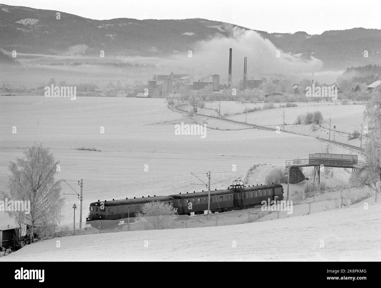 Vestfossen 19701212 The wheels are on the Vestfossen dismissals at Vestfos Cellulose came as a shock to the employees, as did the bankruptcy. Poor treatment of the employees. Environmental images from the last working days before the company closed its doors. Trains drive through the landscape. Photo; Sverre A. Børretzen / Current / NTB Stock Photo