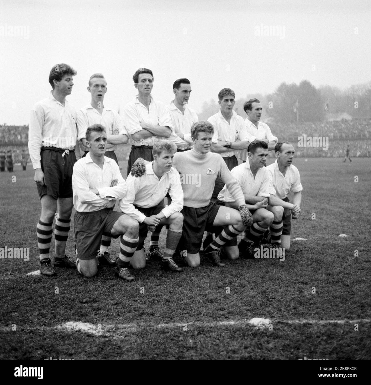 Oslo 19541024 The Norwegian Football Championship. Skeid - Fredrikstad FK (FFK) 3 -0. 34 794 spectators were present in the rains. Here's team picture of FFK: Back from left: Tore Nilsen, Arne Pedersen, Erik Holmberg, Odd Aas, Henry Johannessen and Willy Olsen. Front from left: Reidar Kristiansen, Kjell Jacobsen, Per Mosgaard, Aage Spydevold and Leif Pedersen. Photo: SNT / NTB Stock Photo