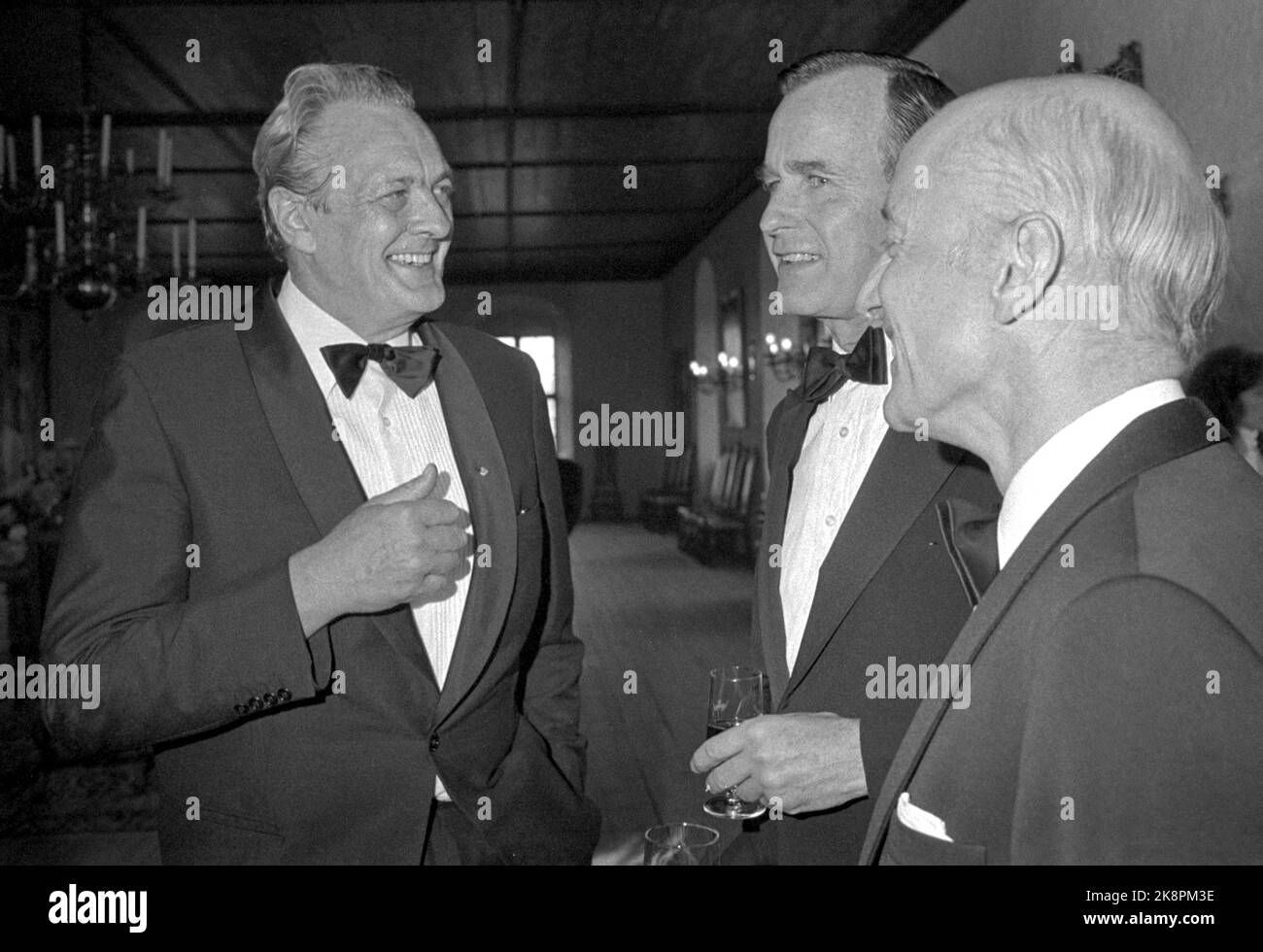 Oslo 19830629. USA Vice President George Bush on an official visit to Norway. The government's dinner at Akershus Fortress. Prime Minister Kåre Willoch (H) (totally t.h.) and Vice President Bush in conversation with NRK's Erik Bye (t.v.). Photo: Bjørn Sigurdsøn / NTB Stock Photo