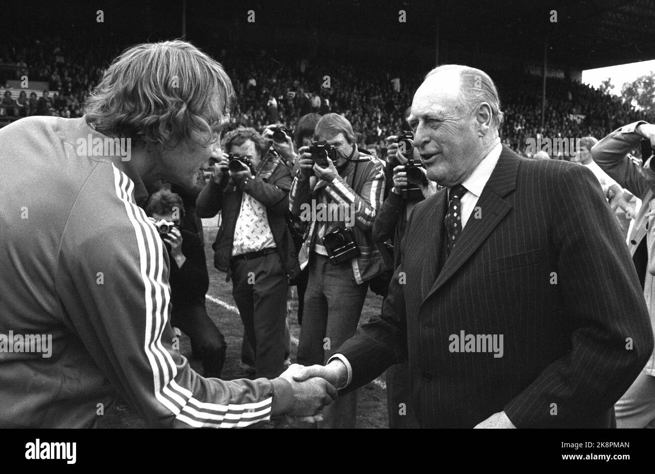 Oslo 19770601: Norway - Denmark. Football Football. King Olav at Football Fight Norway - Denmark at Ullevaal Stadium. Here he greets another king - the Norwegian top player Odd Iversen. Photo: Bjørn Sigurdsøn / NTB / NTB Stock Photo