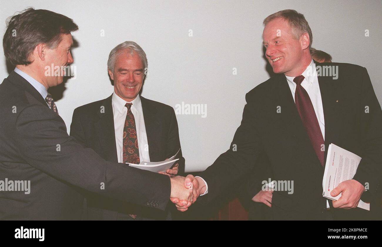 Oslo 19970402 Oslo 19970402 CEO Åge Korsvold in Storebrand (t.v.) greets the incumbent CEO of Kreditkassen Tom Ruud before today's press conference on the merger plans. Deputy CEO Borger A. Lenth, in the middle. Korsvold is proposed as CEO of the new company called Christiania, with Ruud as Vice President. Photo: Bjørn Sigurdsøn / NTB / NTB Stock Photo