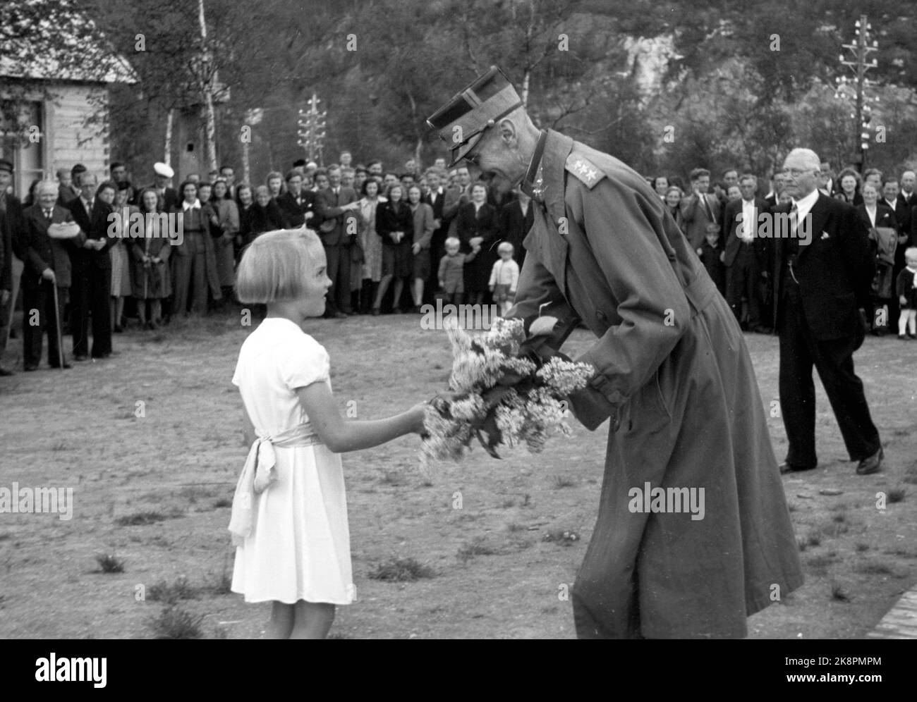 Melbu in Vesterålen. King Haakon visits Melbu to look at the recovery of the city after World War II. Here the king gets flowers from a little girl. Photo: NTB Archive / NTB Stock Photo