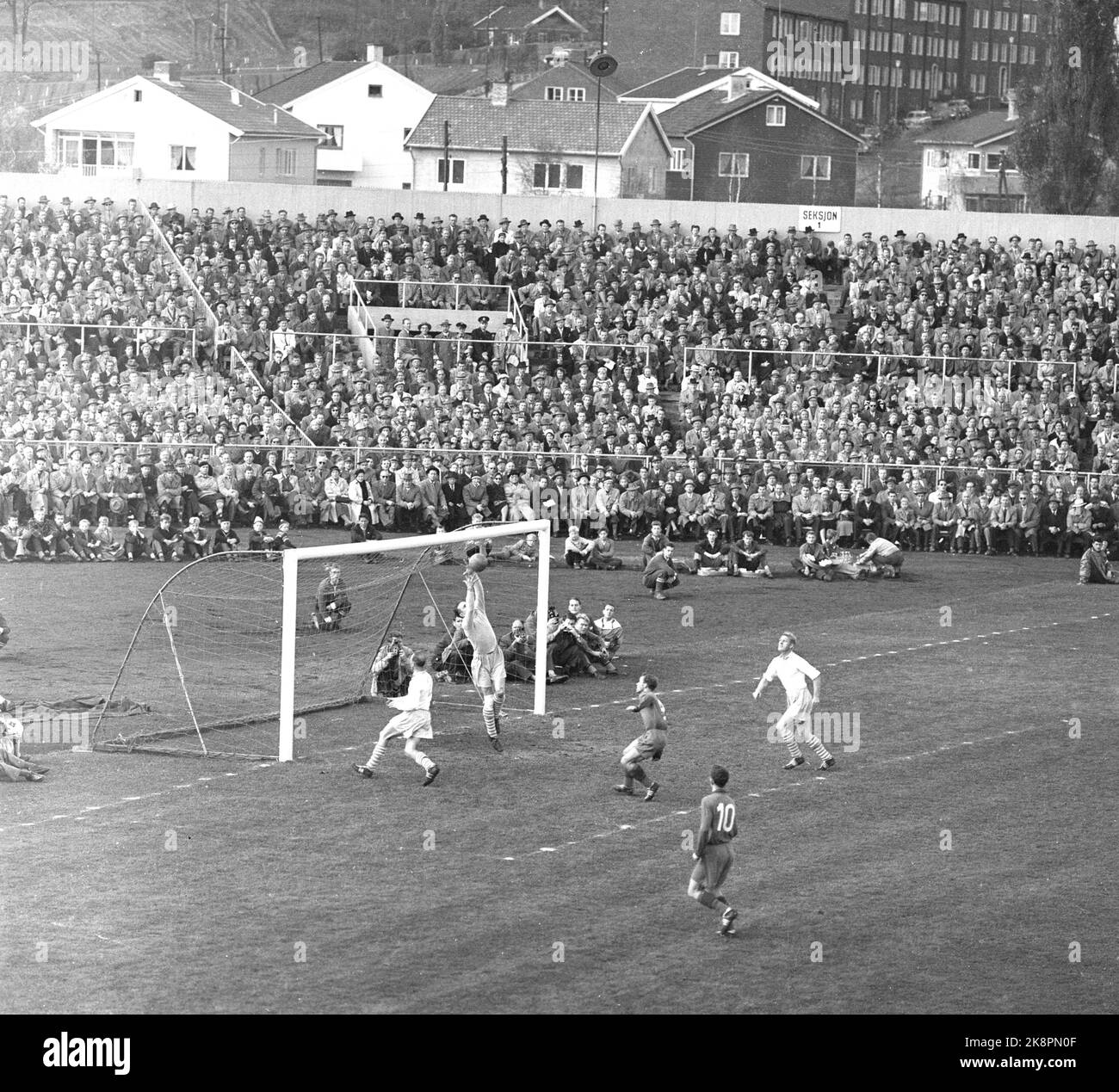 Oslo, 19561021. The cup final at Ullevaal Stadium. Larvik Turn - Skeid 1-2. Here's great chance ahead of one goal. Photo: Current / NTB Stock Photo