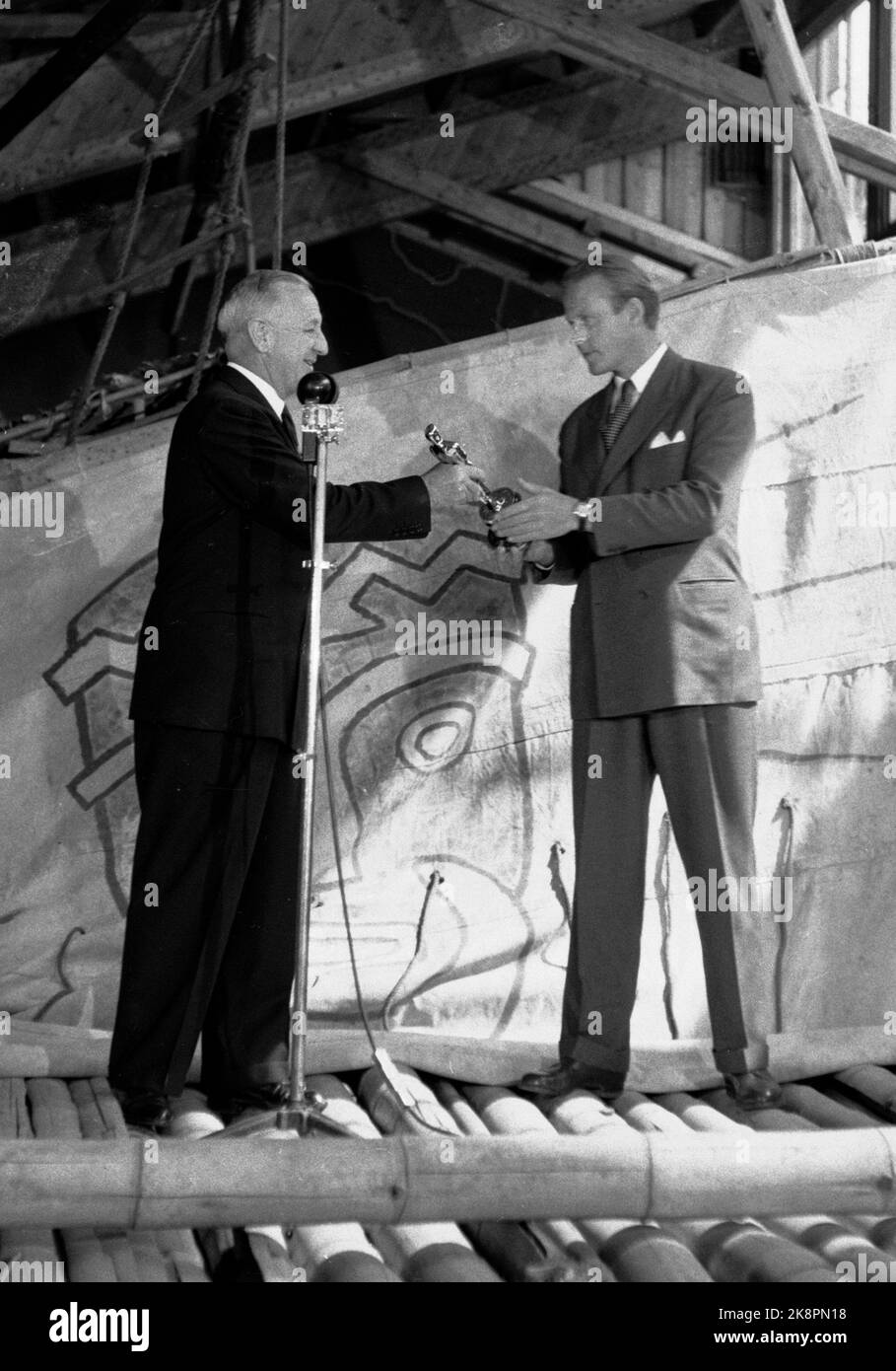 Oslo 19520704 Scientist Thor Heyerdahl (th) receives the film award Oscar for the film about the Kon Tiki expedition. The film received Oscar for best documentary in 1951. The award is presented by Sol Lesset. The awards ceremony took place in the Kon Tiki Museet. Photo: NTB Stock Photo