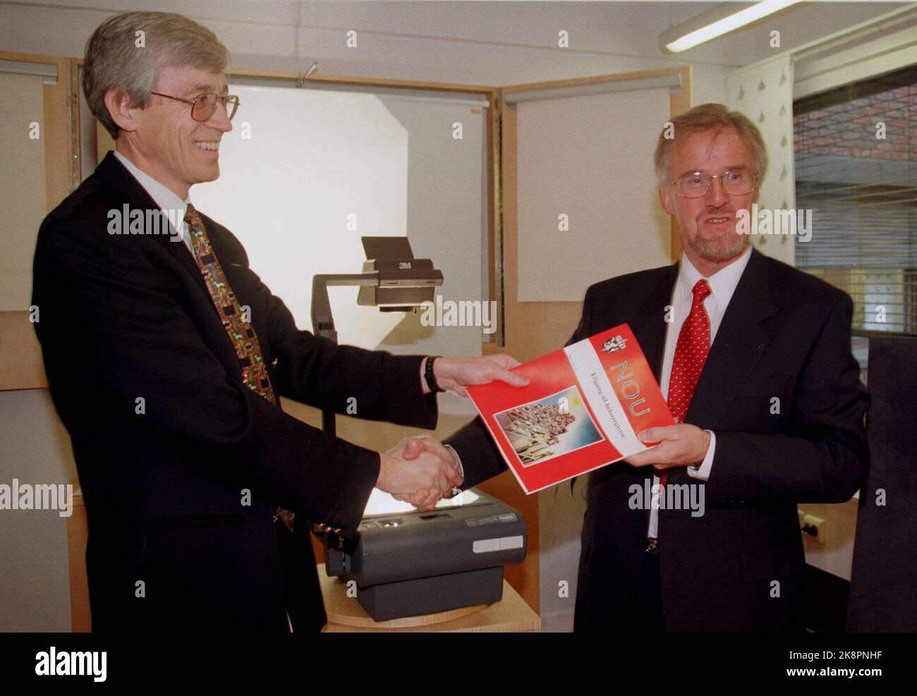 Oslo 19971009 Health Minister Gudmund Hernes (Th) receives the NOU report on the possibility of better utilization of data from the central health-related registers. The committee leader Bjørn Henriksen presented the report. Photo: Cornelius Poppe / NTB. Stock Photo