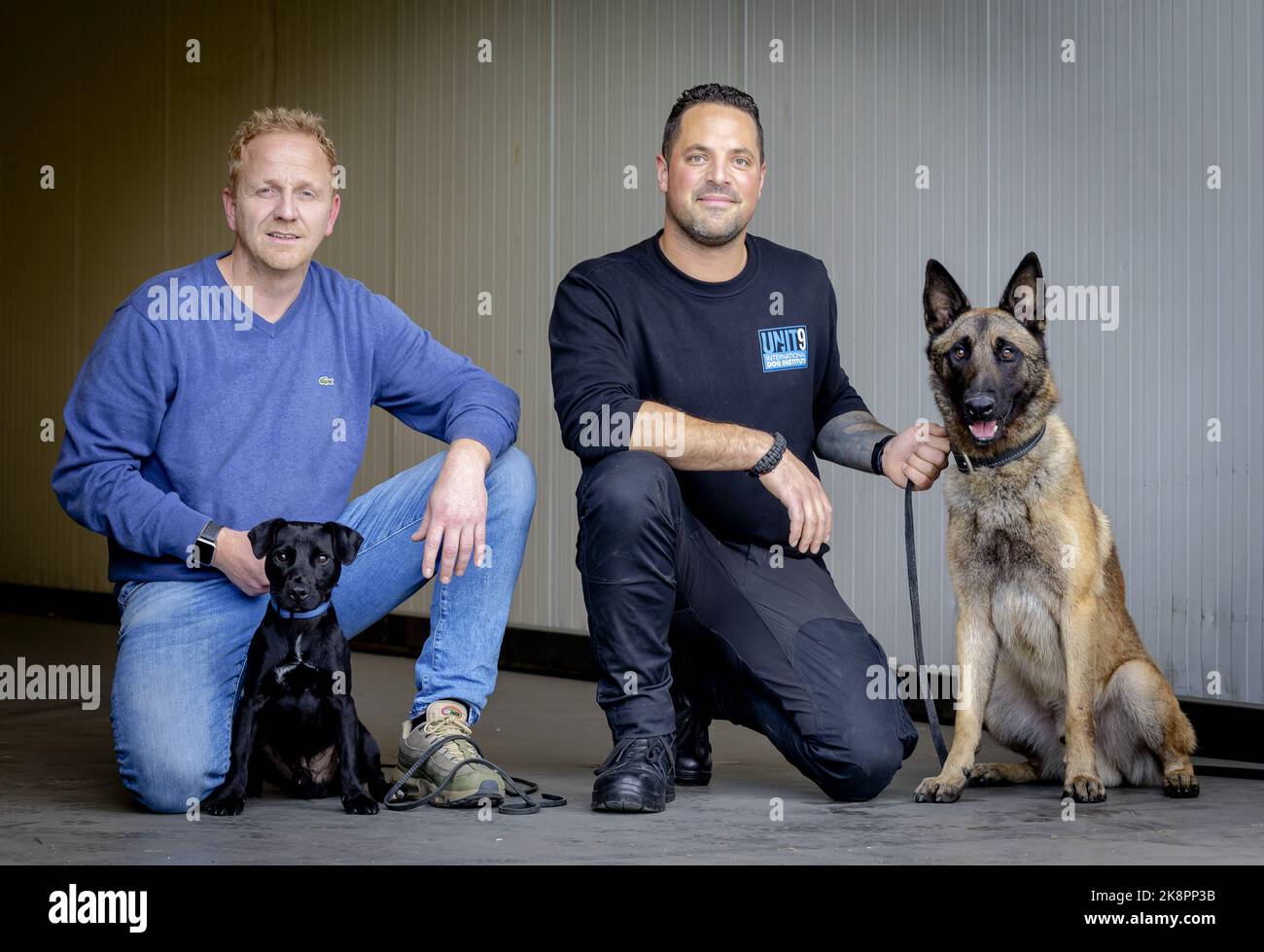 2022-10-24 17:00:37 AMSTERDAM - Trainer Erik with dog Bizzy (l) and trainer Jody with dog Ringo. The dogs will help soldiers in Nepal in the fight against poaching of red pandas. ANP ROBIN VAN LONKHUIJSEN netherlands out - belgium out Stock Photo