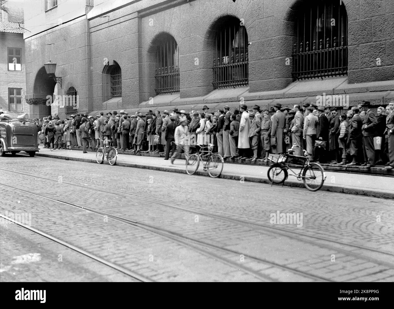 Oslo June 1942. Nordraak stamps, firstday stamping. Queue outside the