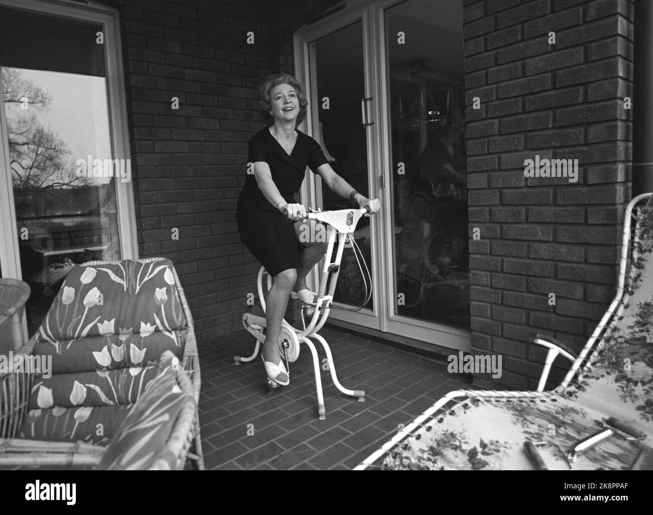 Oslo on May 13, 1967. Actress Wenche Foss sitting on his ergometer bike. Photo: Ivar Aaserud / Current / NTB Stock Photo