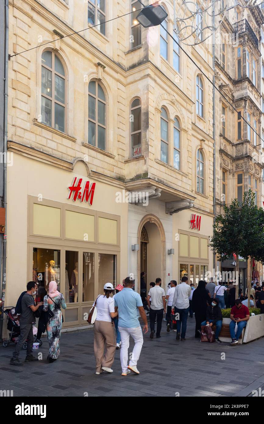 Shops shopping people h&m hi-res stock photography and images - Alamy