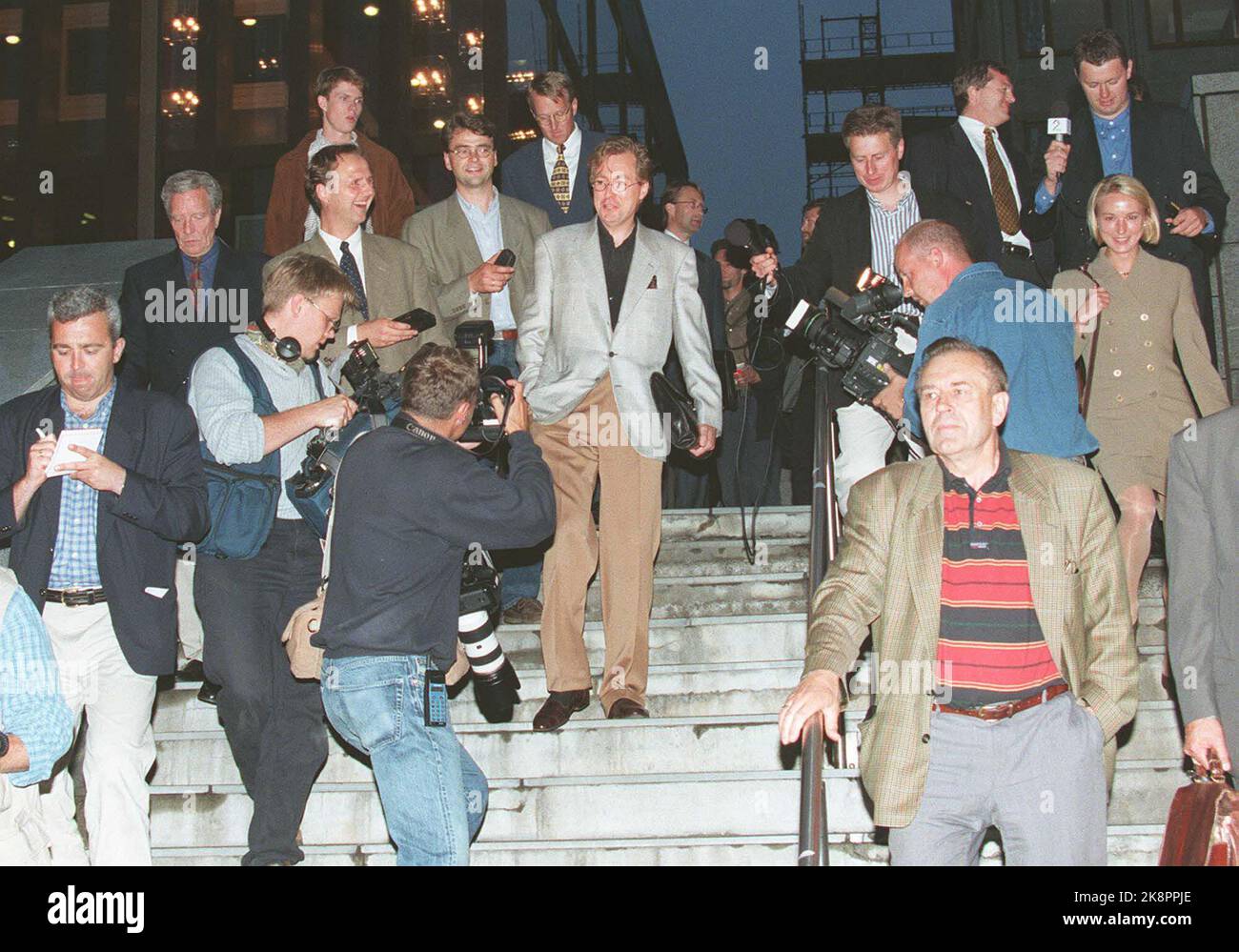 Oslo 19970625: Storebrand's general meeting. Voting on any merger with Kreditkassen (Christiania). Kjell Inge Røkke surrounded by press people after the vote at Storebrand's general meeting. NTB photo: Morten Holm / NTB / Mergers / banking / insurance companies / Stock Photo