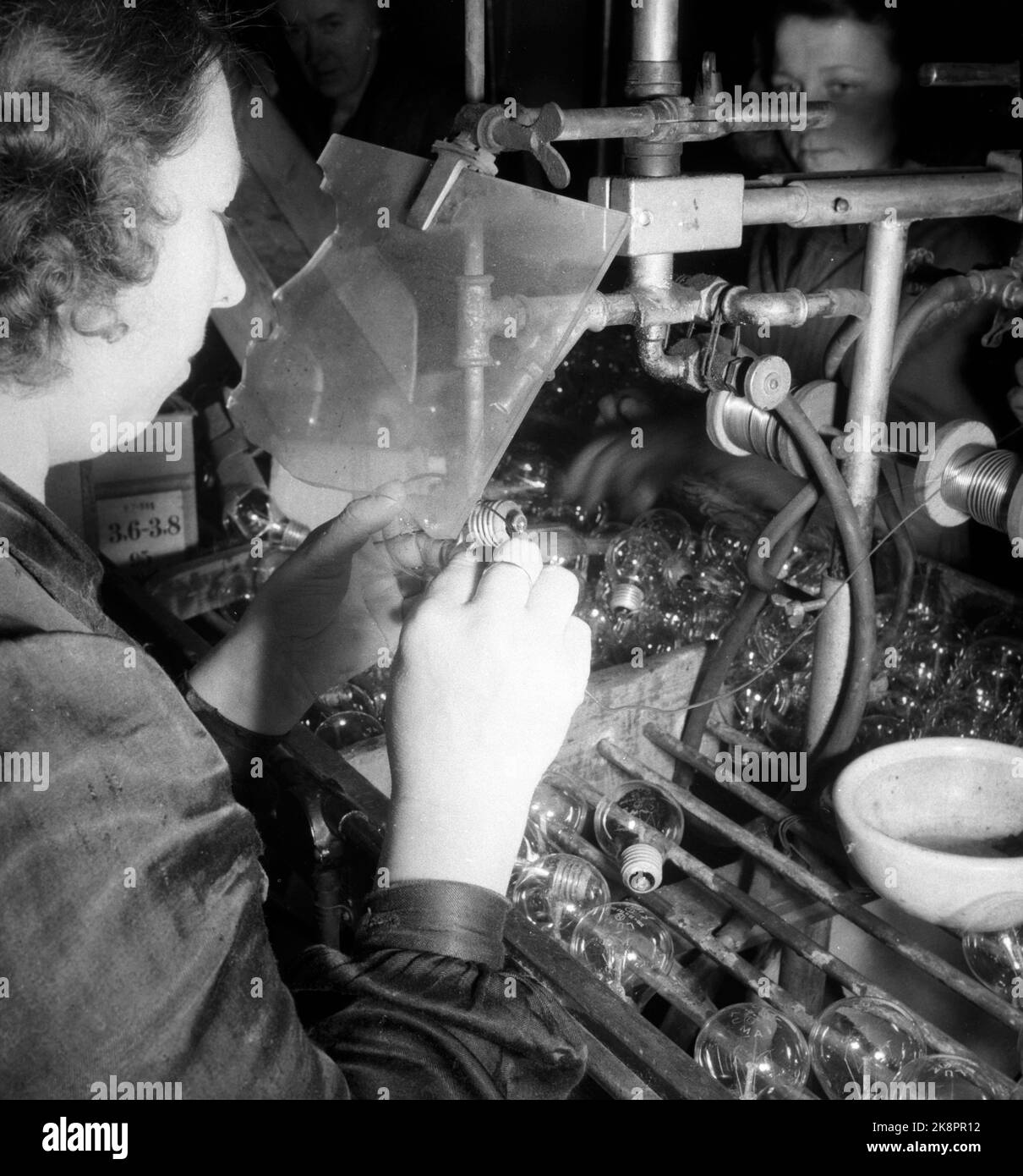 Oslo 19460126. Light bulb production at the Cooperative National Association's Factory Luma in