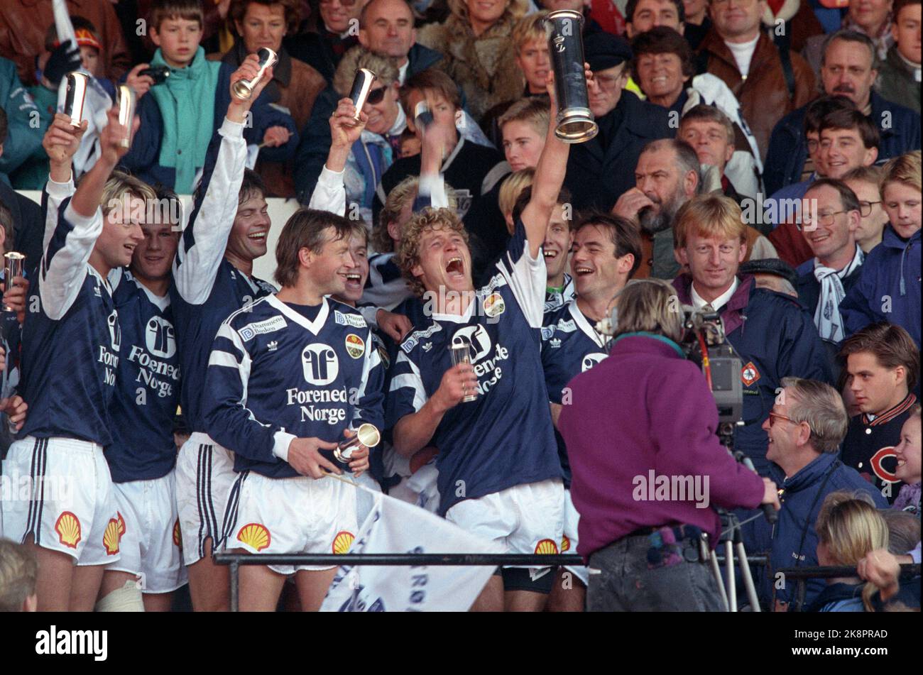 Oslo 19911020: Cup final 1991. Rosenborg (RBK) - Strømsgodset (SIF) (2-3). Ullevaal Stadium. Picture: Strømsgodset players receive trophies and rejoice over the cup victory. The centerpiece and the one who cheered the highest was probably the Strømsgodset hero, two-goal scorer Odd Johnsen (middle, with the King's Cup). Photo: Morten Holm / NTB / NTB Stock Photo