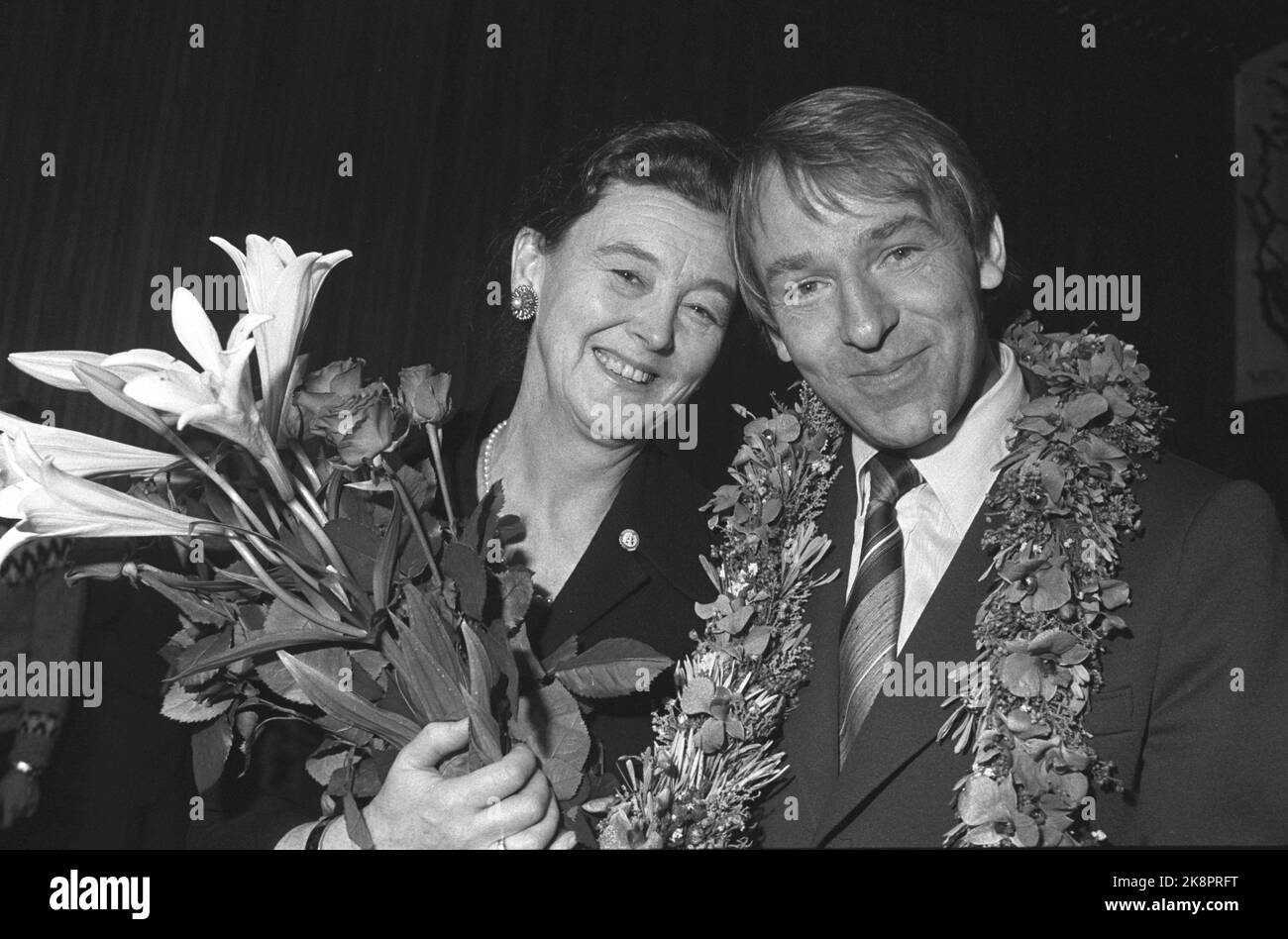 Oslo 19801024. Journalist Arne Fjørtoft has been awarded 'Tor Gjesdalspris' 1980 for his programs in NRK on the refugee problems and poverty in Africa and South Asia. Here he is congratulated by Anne Margrethe Gjesdal, who one year ago created the award in memory of her husband. The price is NOK 10,000. Photo: Henrik Laurvik / NTB Stock Photo