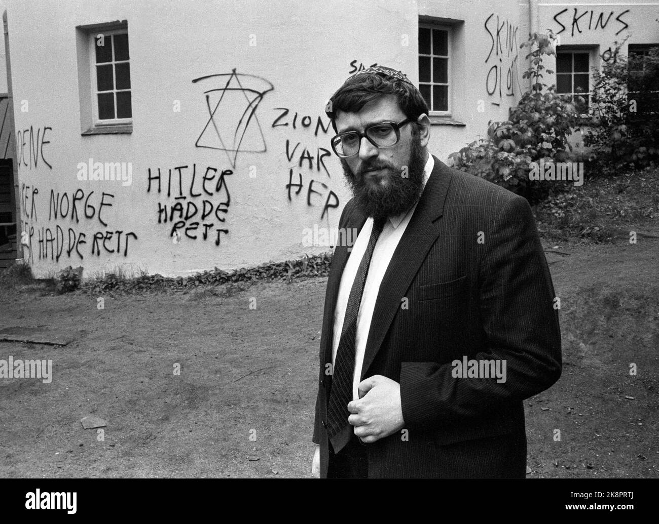 Oslo 1985-05: Older members of the Mosaic Society in Oslo received an eerie reminder of the conditions for Jews before and during World War II. It is unclear that anti -Semitism should give such primitive consequences in our day, says Rabbiner Michael Melchior of the Mosaic Faith Society after the synagogue in Oslo was found to be grown up with anti -Semitist slogans on May 28, 1985. Photo: Bjørn Sigurdsøn Stock Photo
