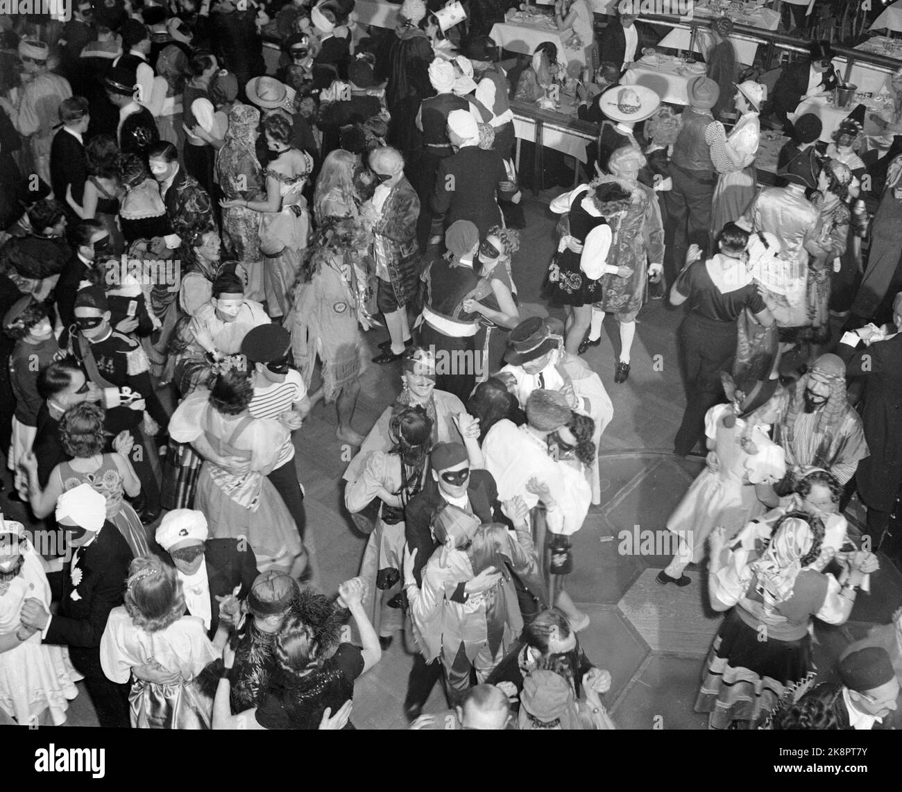 Oslo 19470315 The authors' carnival at the Rainbow Restaurant in Oslo. Overview picture from the restaurant with many pairs in costumes on the dance floor. Photo: Swensson / NTB / NTB Stock Photo