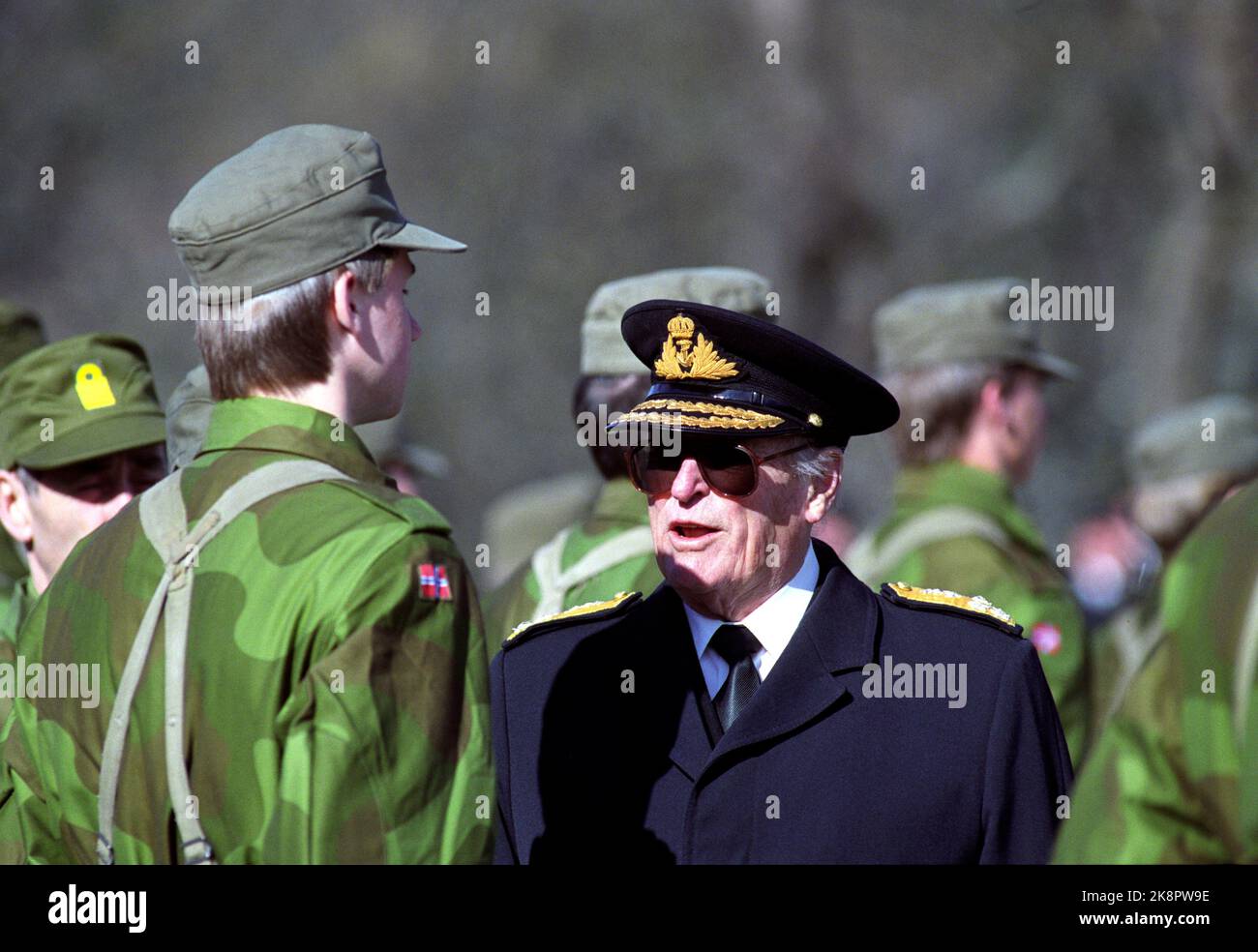 Drøbak, Oscarsborg April 9, 1990. King Olav unveils a memorial support over fallen coastal artillery at Oscarsborg. Prime Minister Jan P. Syse is also present and puts down a wreath at the memorial support. Here King Olav inspects a company with soldiers. Photo: Agnete Brun / NTB / NTB Picture # 5 of 12. Stock Photo