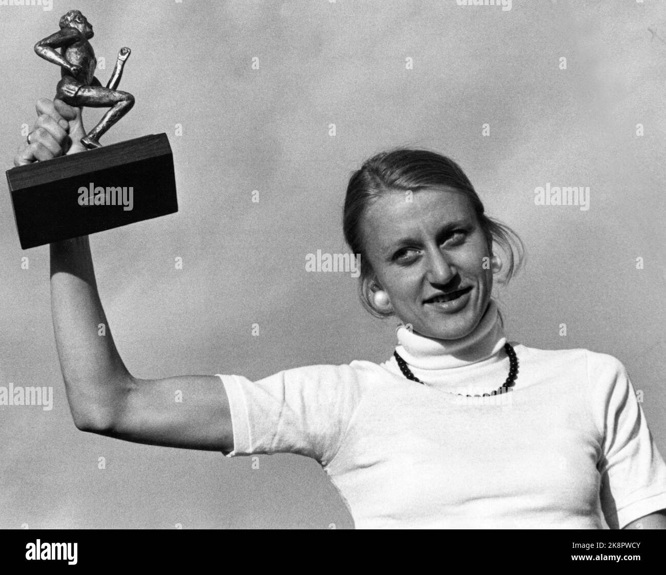 Oslo 19760622: Athletics Conference at Bislett. Athlete Grete Waitz is honored with the sports journalists' statuette for 1975. Here Waitz with the statuette. Photo: / NTB / NTB Stock Photo