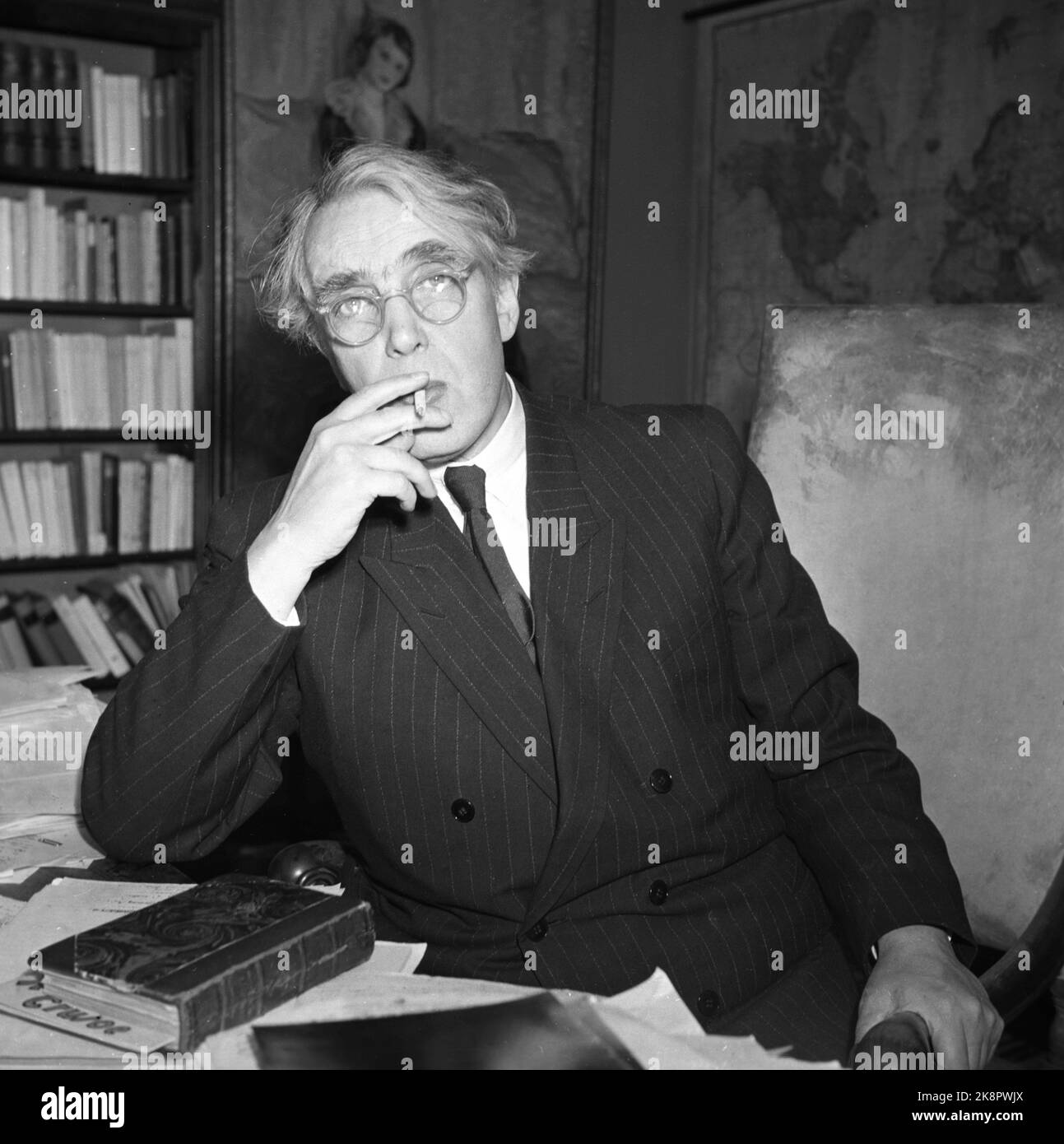 Ntb archive ntb cigarettes smoking alone portrait Black and White Stock  Photos & Images