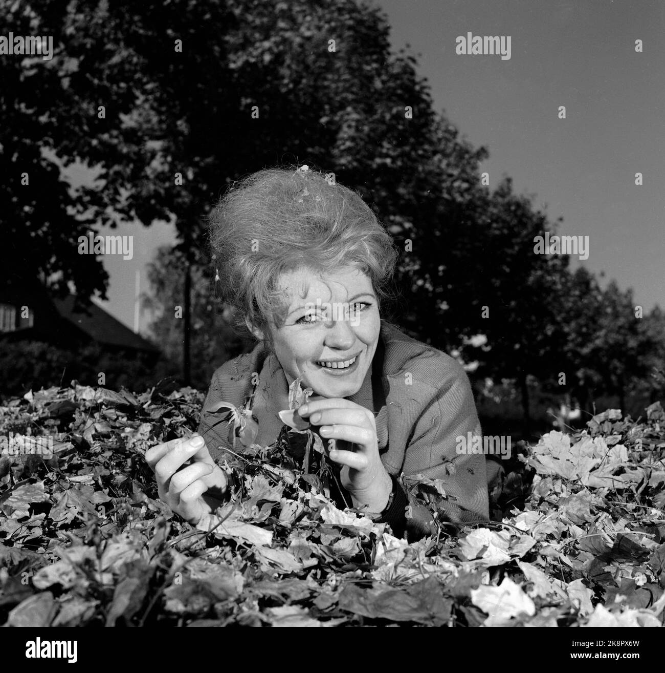 Oslo October 1964 Actor Kari Simonsen has made his definitive breakthrough with his role in the musical 'Stop the world, I want to' at the Spider Theater. Simonsen plays four different types of women,- American, English, German and Russian. Here Simonsen as himself, surrounded by autumn leaves. Photo: Aaserud / Current / NTB Stock Photo