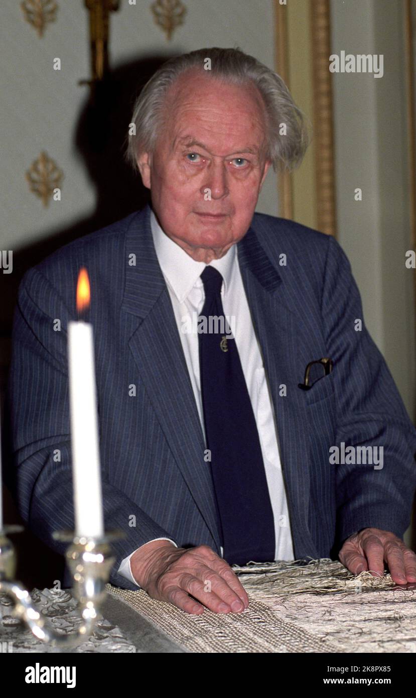 Oslo 19910212. Piet Hein during the press conference in Oslo on February 12, 1991, where he Oslo 19910212. Piet Hein during the press conference in Oslo on February 12, 1991, where he