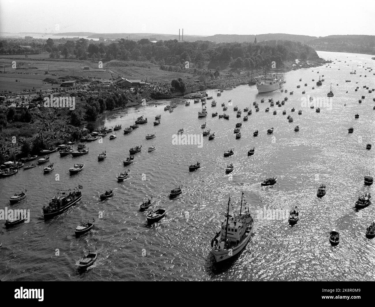 Fredrikstad 19570718 Boats on Glomma on the occasion of the opening of the Fredrikstad bridge,- bridge over Glomma between Østre and Vestre Fredrikstad. Photo: Jan Nordby / NTB / NTB Stock Photo