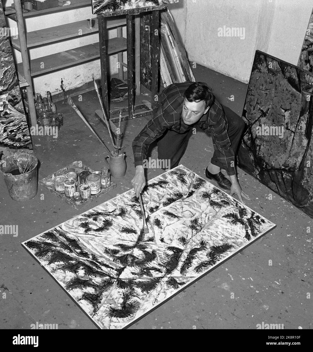 Paris May 1960. Artist Guy Krohg in his studio in Paris. Here Krohg work on a painting. Photo: NTB / NTB Stock Photo