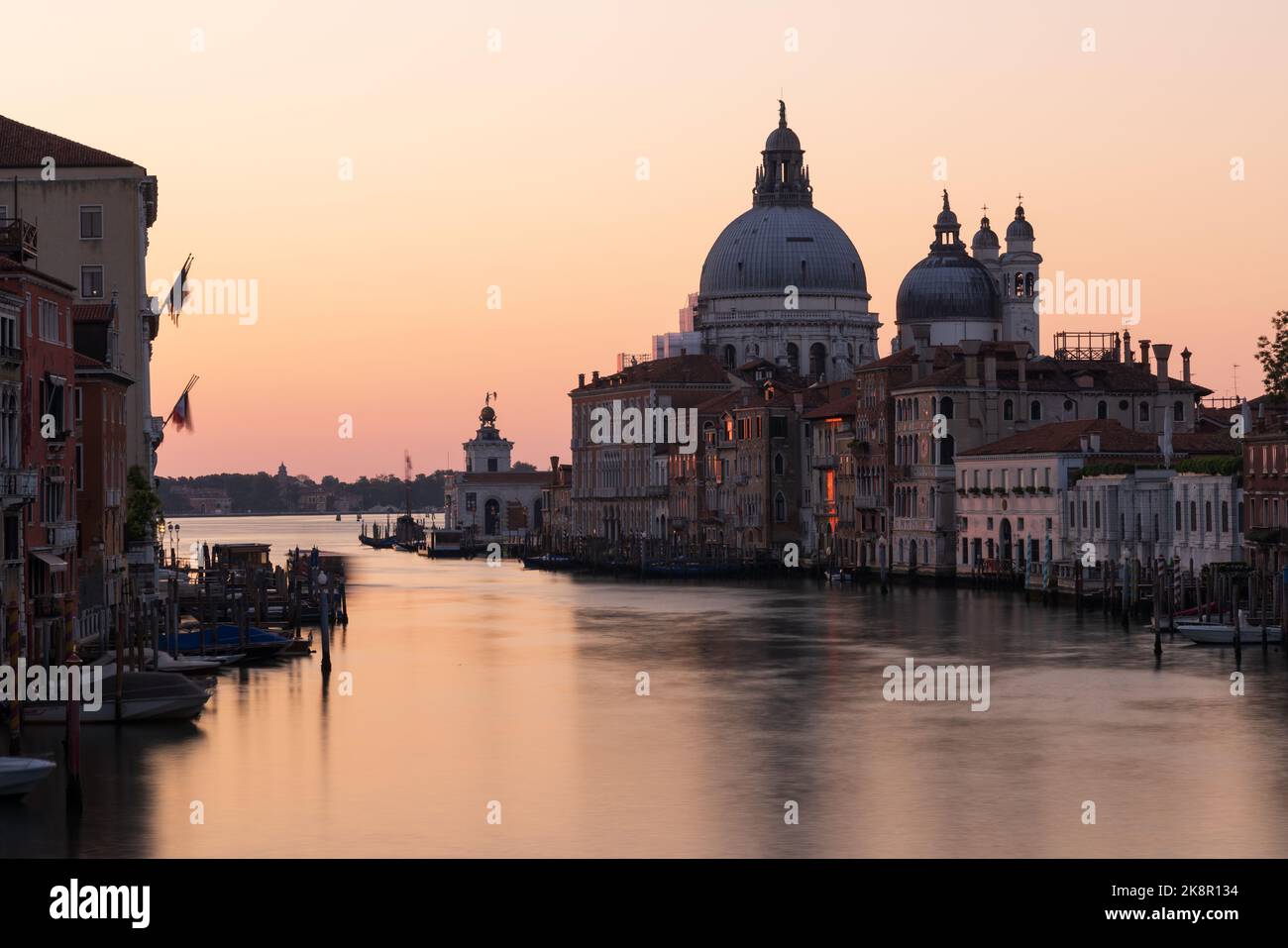 Grand canal venice sunset purple hi-res stock photography and images ...