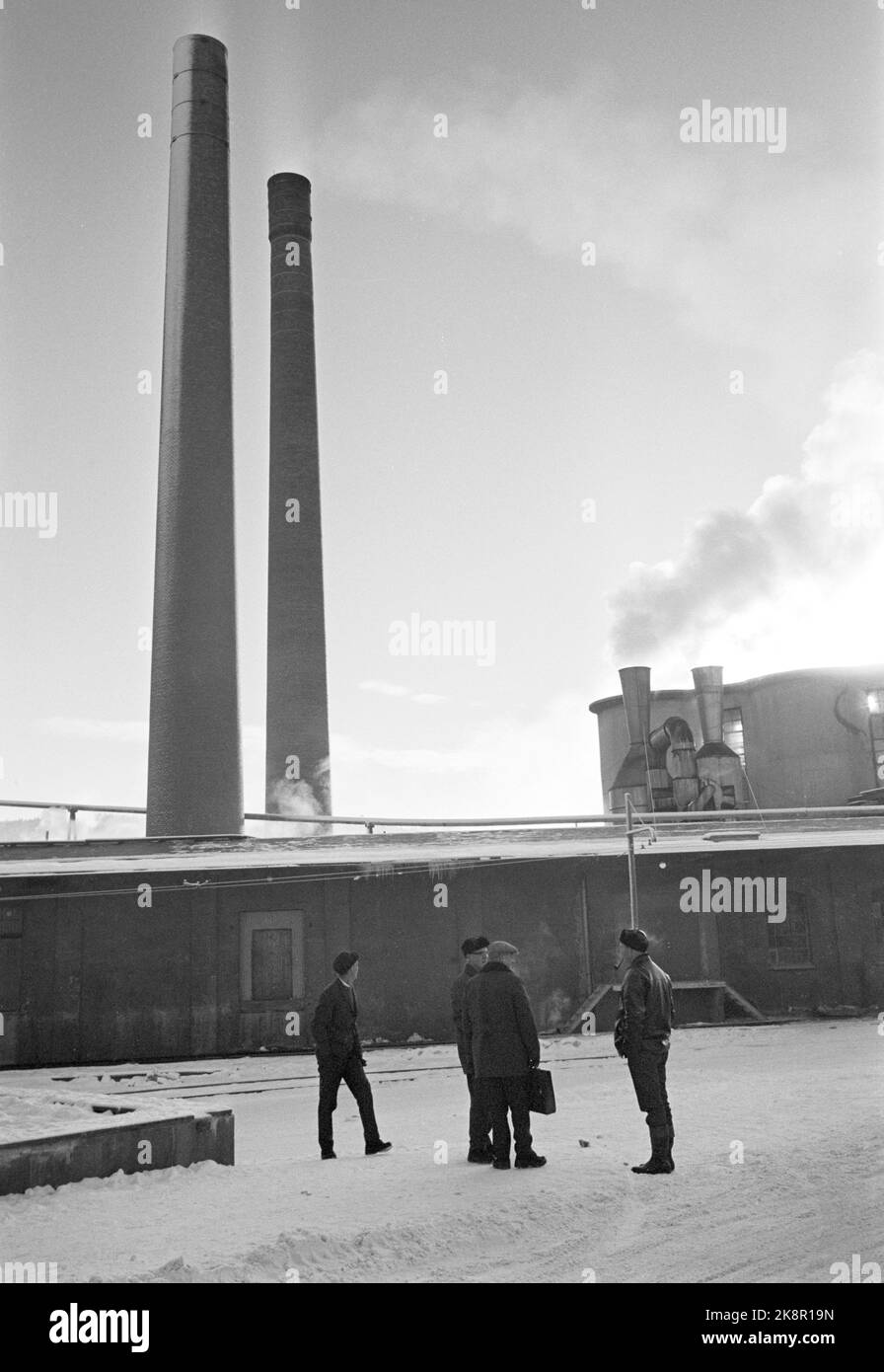 Vestfossen 19701212 The wheels are on Vestfossen. The layoffs at Vestfos Cellulose Factory came as a shock to the employees, as did the bankruptcy. Poor treatment of the employees. Environmental images from the last working days before the company closed its doors. Clusters of workers stand outside the factory and discuss the situation. Photo; Sverre A. Børretzen / Current / NTB Stock Photo