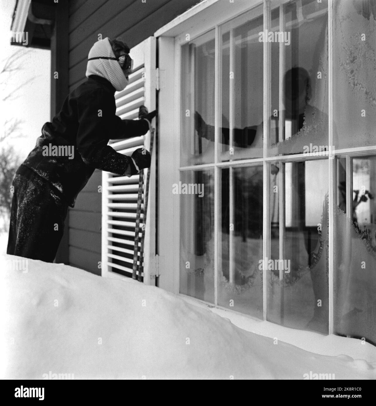 Gausdal 1955 - Queen Ingrid of Denmark on a private winter holiday in Norway with her three daughters, inheritance princess Margrethe, Princess Benedikte and Princess Anne -Marie. Queen Ingrid has not had skis on his legs in 20 years. In the picture, the heir to the throne Margrethe looks through the window of a cabin. Photo: Sverre A. Børretzen / Current / NTB Stock Photo
