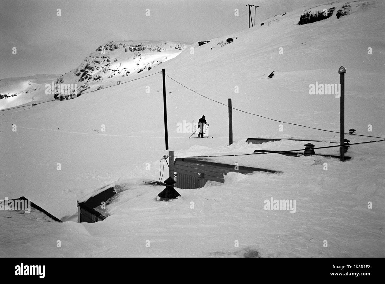 Haukeli 06.03.1965: Winter road across the mountain. The workers who ...