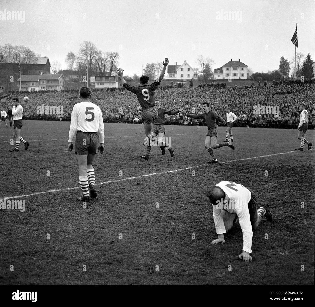 Oslo 19631027 Football, Cup Final 1963 Skeid / Fredrikstad 2-1 in a dramatic final at Ullevaal Stadium. Here, Skeid cheers after one of his scores, while Fredrikstad's players resign. Photo: NTB / NTB Stock Photo