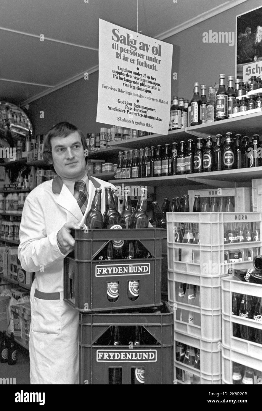 Klekken, 197510: Colonial business at the hatch at Ringerike, October 1975. The store manager eases boxes of mineral water and beer. Poster with information on restrictions on the sale of beer to people under 18 years. Photo: Vidar Knai / NTB / NTB Stock Photo