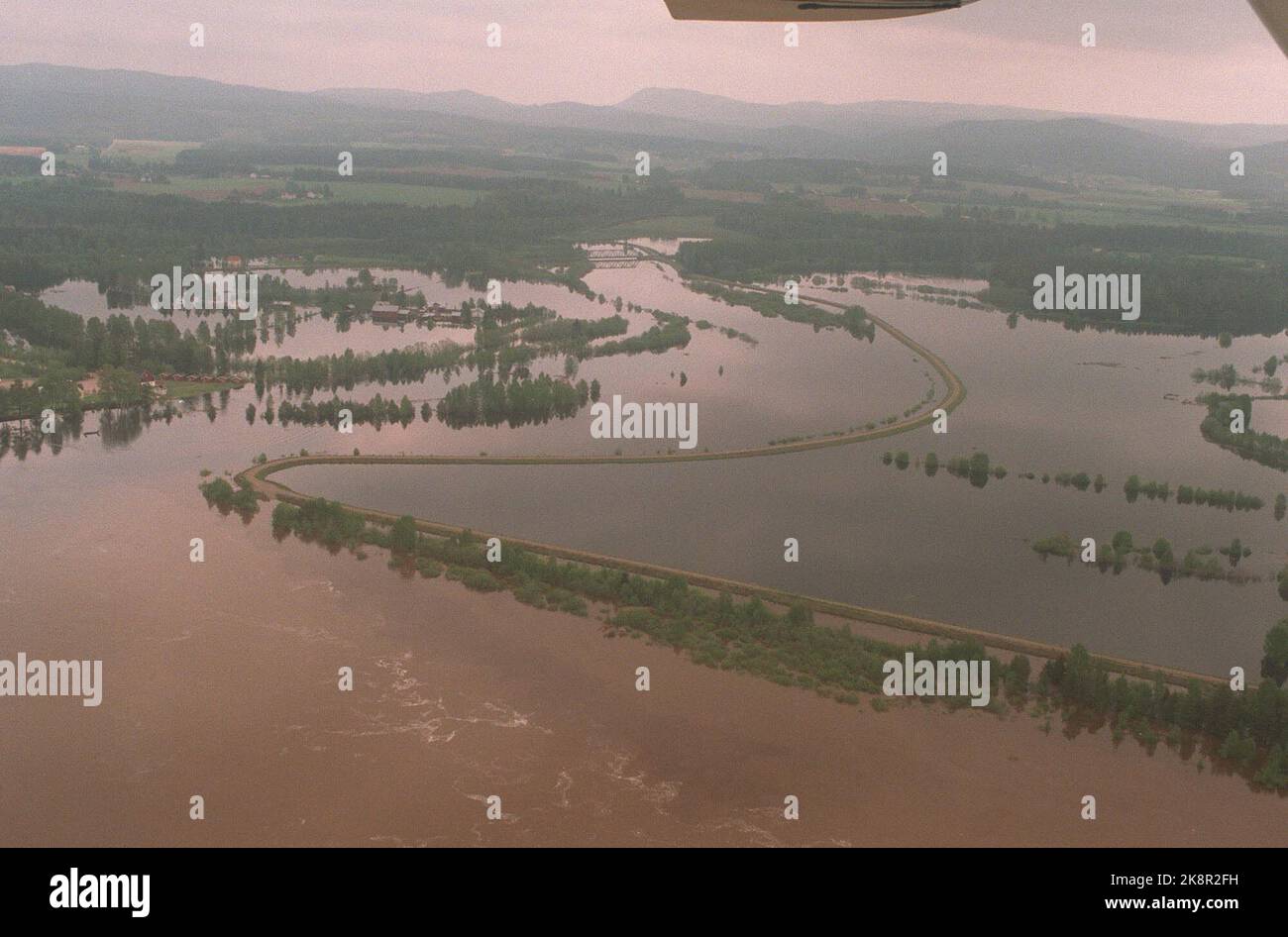 Elverum 19950601. Flood disaster in Eastern Norway. Due to snowmelt and rain, Eastern Norway is affected by floods and floods. Large areas south of Elverum are underwater along Glomma that are still rising. The flood disaster. Photo: Jon EEG / NTB / NTB Stock Photo