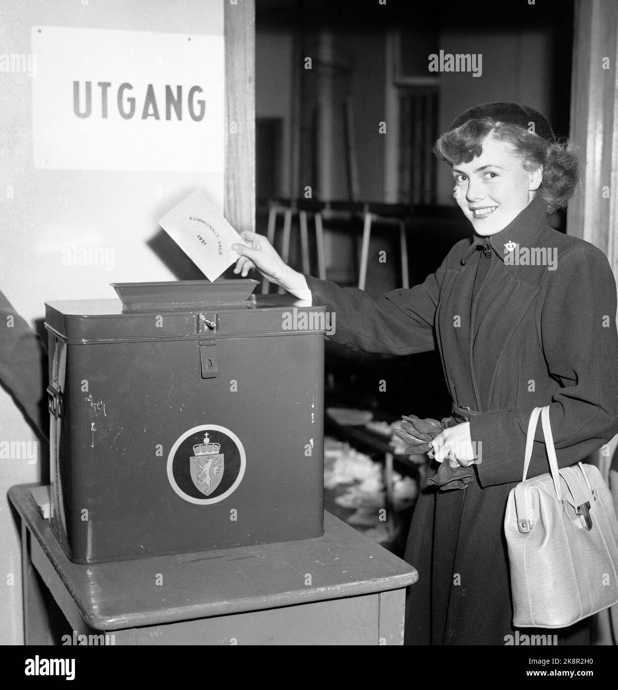 Oslo 19511008 Municipal elections 1951. A young first -time voter. Miss Ann Nilsen casts vote for the first time. Photo NTB / NTB Stock Photo
