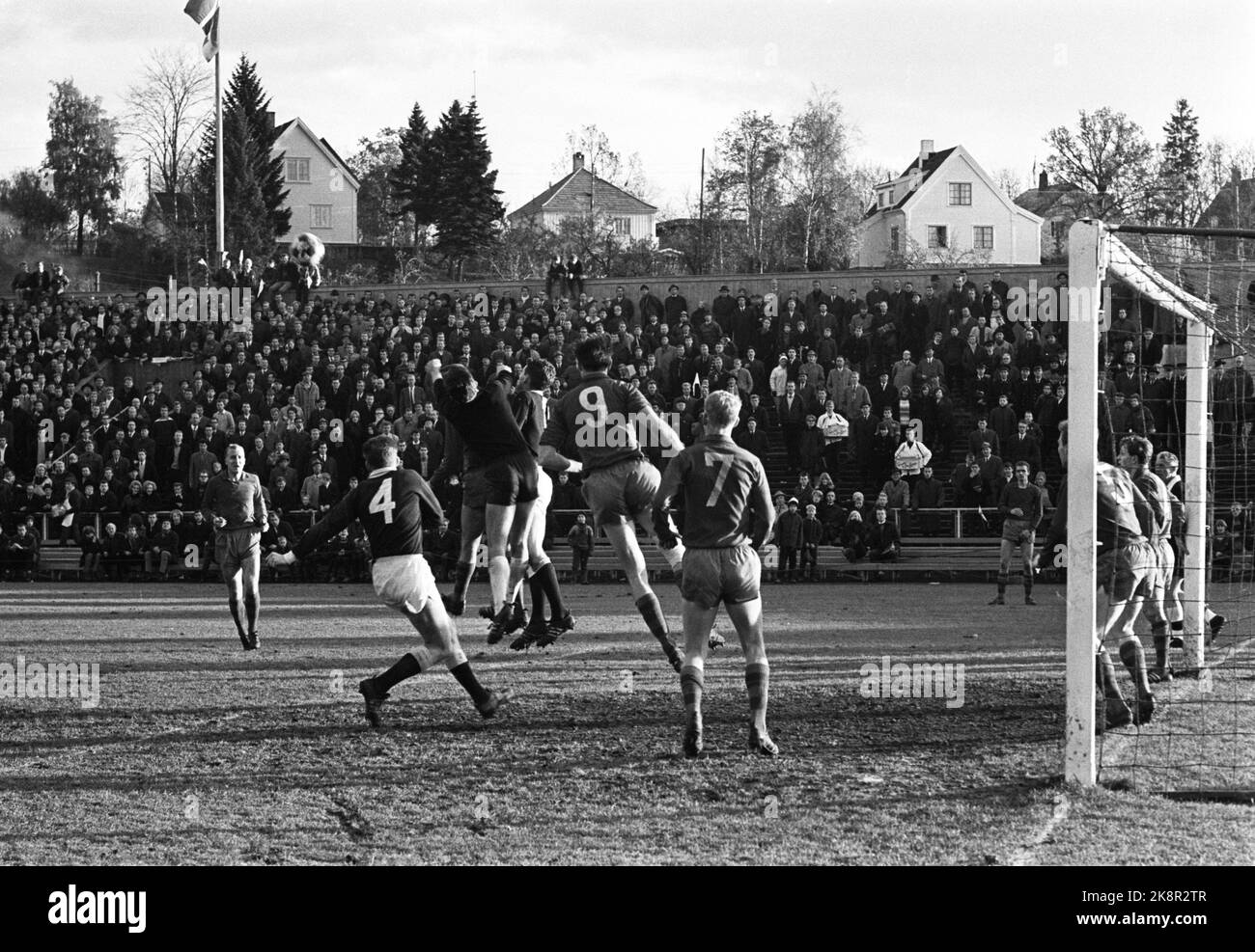 Oslo, 19651031. Ullevaal Stadium. Skeid- Frigg. 1-1 Cup final in football. This is from the second match. There were only 8800 spectators on the third match in the final this year. Photo: Erik Thorberg/NTB Stock Photo