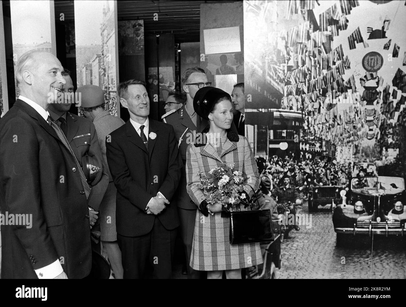 Princess sonja is studying picture from king haakons return photo hi ...