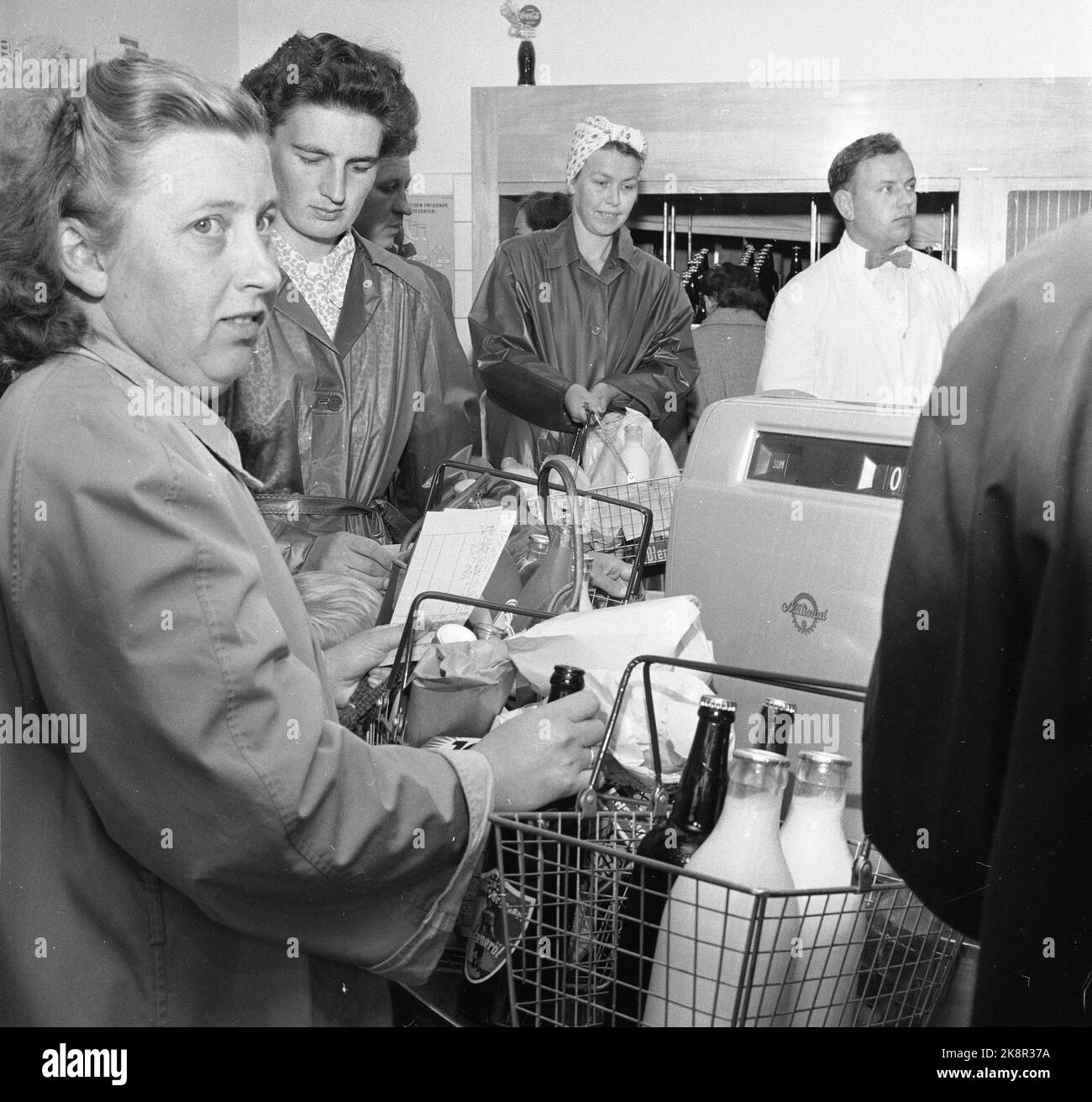 19550917 The milk our problem child Milk shortage in Oslo. People are in line to grab milk. Volunteering has been introduced. Women at the store to buy milk and other foods. Photo; Sverre A. Børretzen / Current / NTB NB! Photo not dust treated! Stock Photo