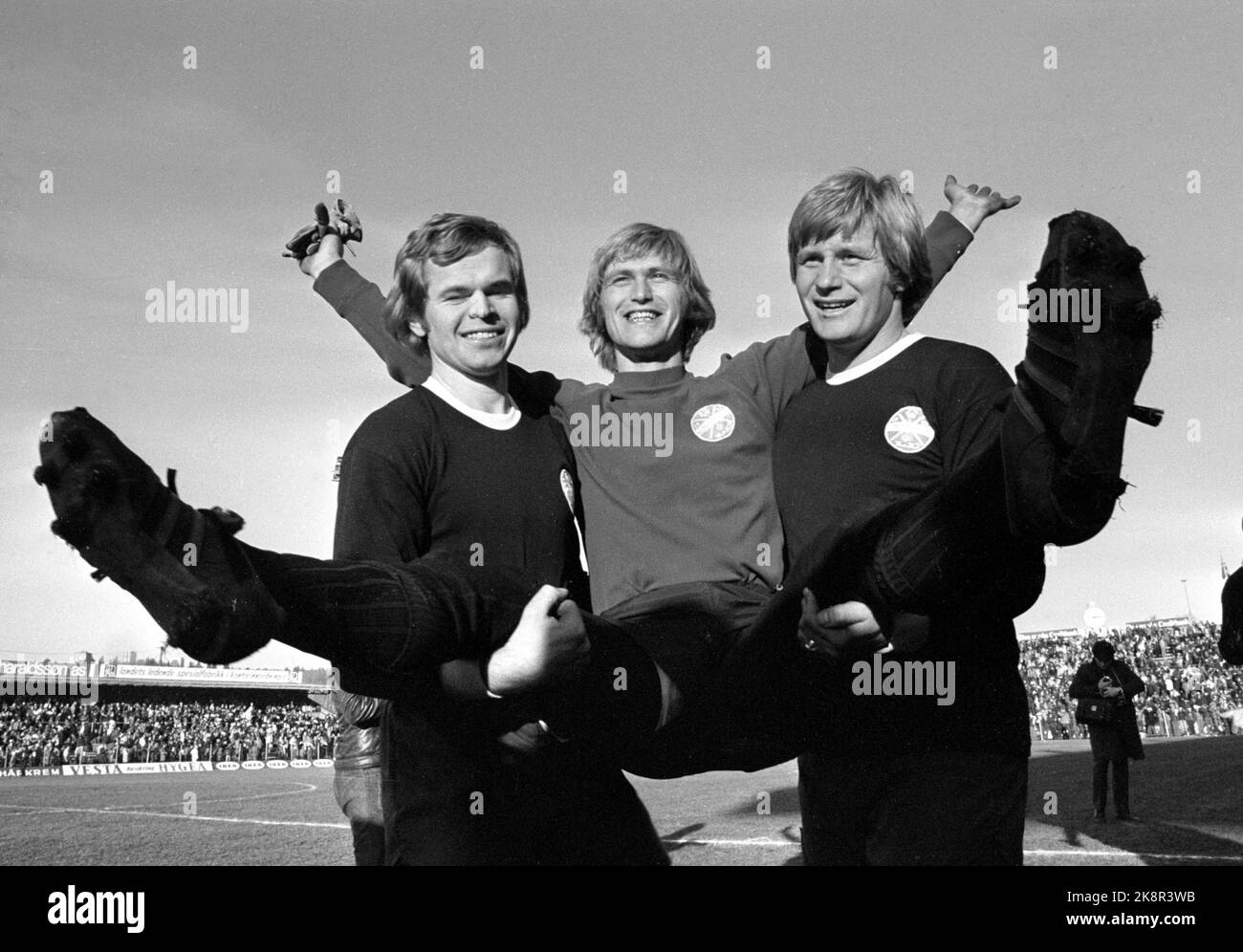 Oslo October 1973. Soccer. Cup final Strømsgodset - Rosenborg 1-0, Ullevaal Stadium. SIF players cheer. In the middle Inge Thun. Steinar Pettersen T.H. Ntb archive photo / ntb Stock Photo