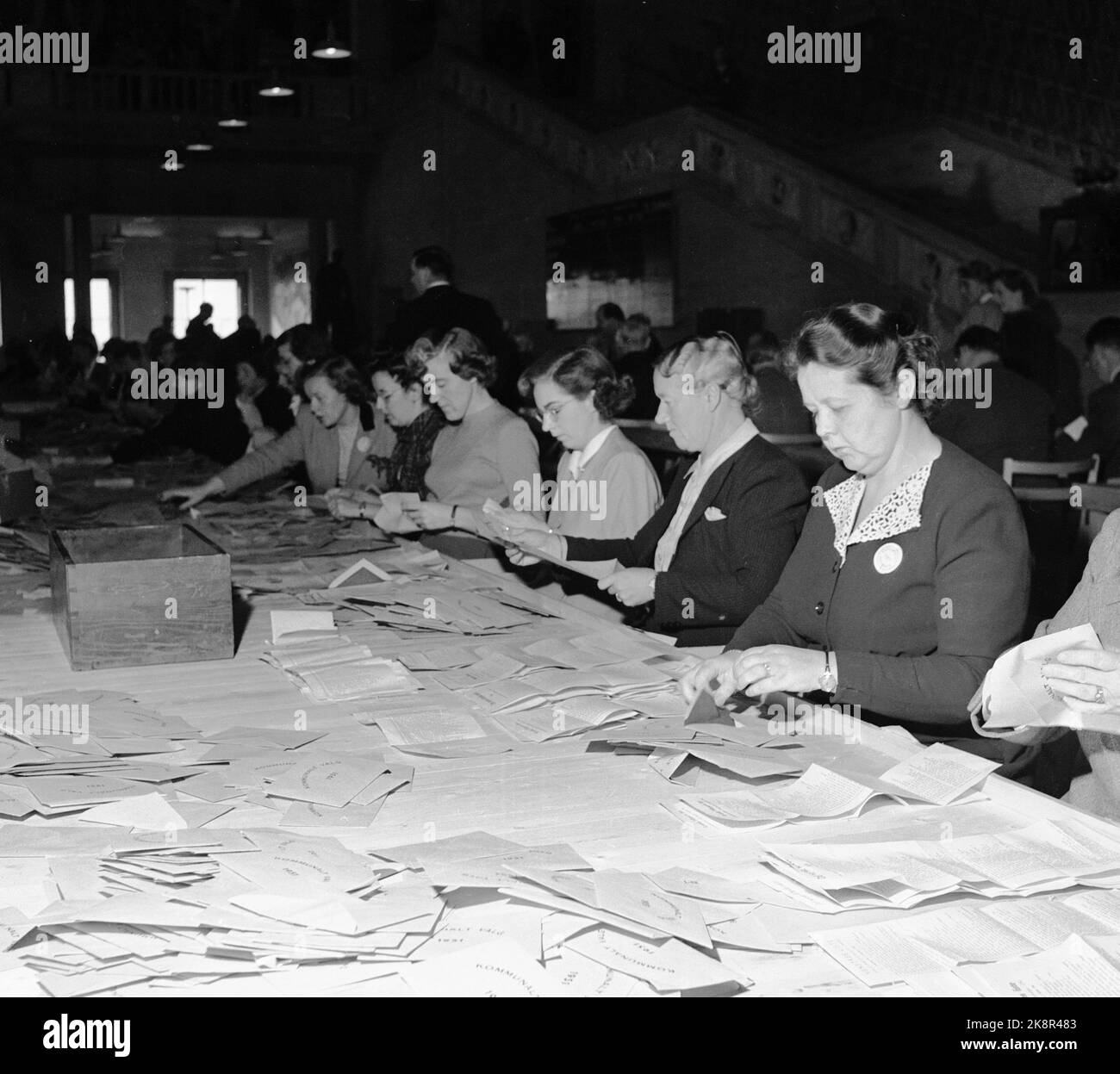 Oslo 19511008 Municipal elections 1951. The voices were counted in the banquet hall in the brand new town hall, where the counting corps sat at long tables and spoke voices. Photo NTB / NTB Stock Photo