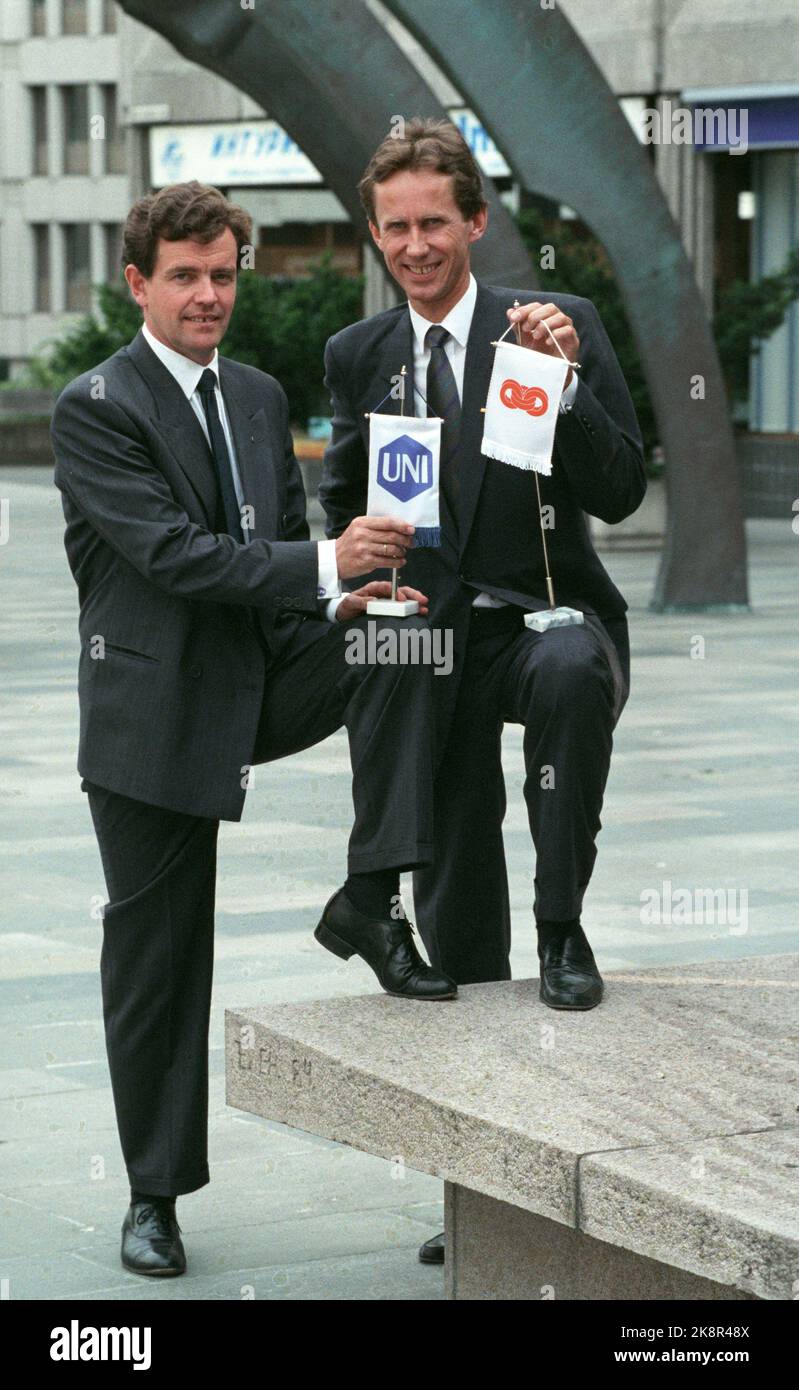 Oslo 19900606. The two Norwegian insurance companies Storebrand and Uni will be one listed insurance group from the turn of the year. The CEO of Storebrand, Jan Erik Langangen (t.h.), who becomes new CEO, and CEO of Uni, Thorleif Borge, who will be chairman of the board of the new group. NTB Stock Photo: Jon EEG / NTB Stock Photo