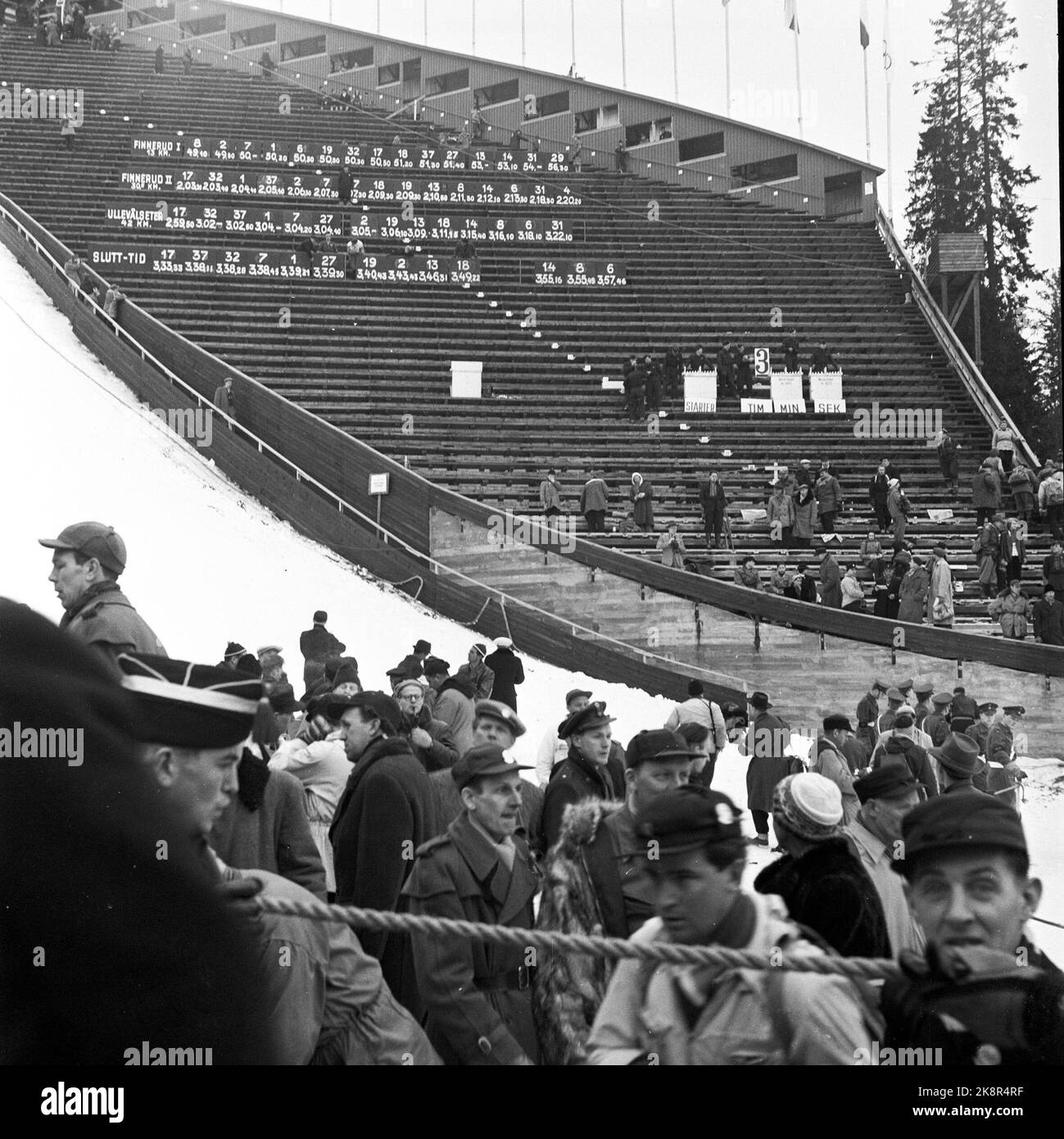 Oslo Olympics in 1952. Olympic Winter Games in Oslo, cross -country skiing, 50 km, men. Middle times and end results were shown in capital letters and numbers in the stands in Holmenkollbakken. Start no. 17 Veikko Hakulinen from Finland won the race at 3.33.33. Photo: Current Archive / NTB Stock Photo