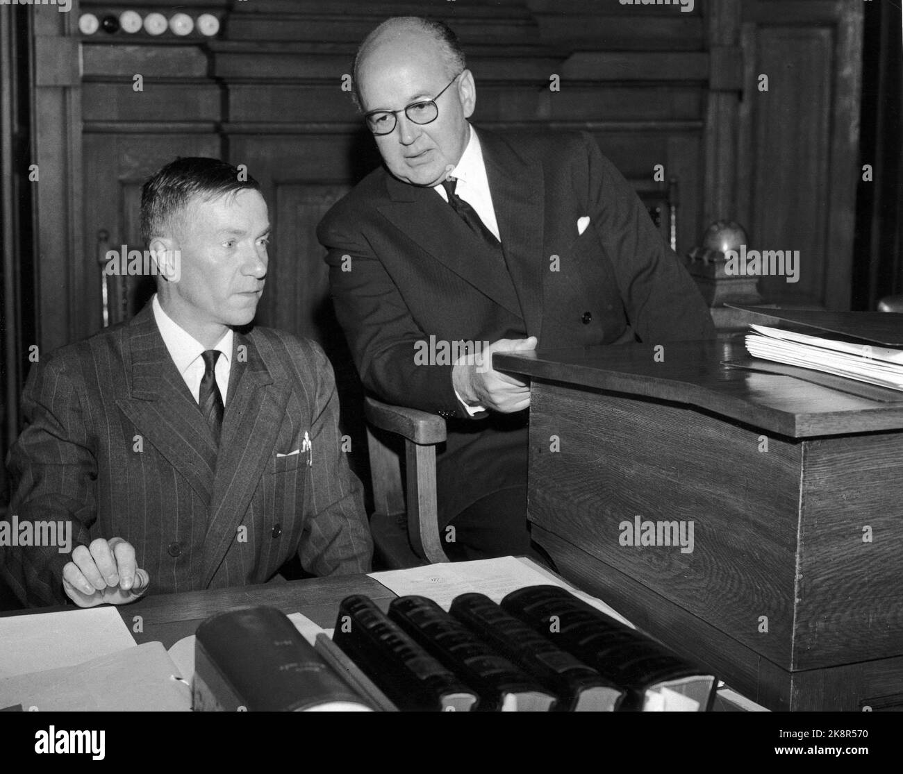 Oslo 19630930 State meteorologist Sigurd Smebye (TV) and his lawyer Wilh. M. Rolfsen in the courtroom in Forb. The so-called snow case. Smebye got the language battle to flare up again, when he refused to use the Sami snow in the weather forecast on the radio, but consistently said SNE. Smebye was exempted by church and the Ministry of Education to read the weather forecast on radio. Photo: NTB Stock Photo